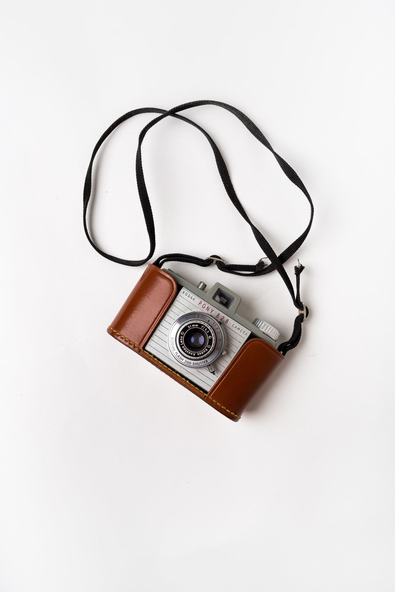 Retro-Kamera, Braunes Leder, Kameragurt, Weißer Hintergrund, Minimalistisch, Sperrbildschirm