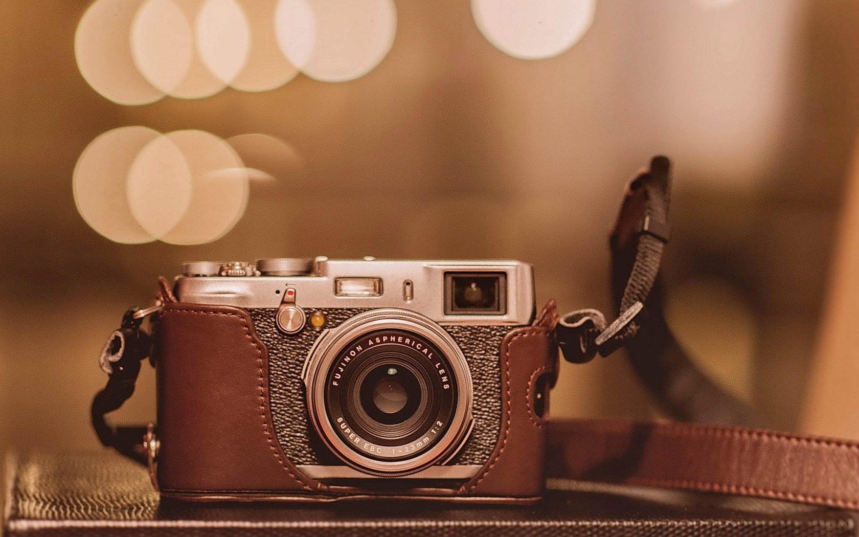 Fujifilm X100, Retro-Kamera, Ledertasche, Bokeh, Warmes Licht, HD-Hintergrundbild für PC