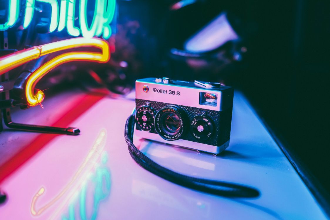 Rollei 35, Kompaktkamera, Neonlicht, Pink, Blau, Hintergrundbild