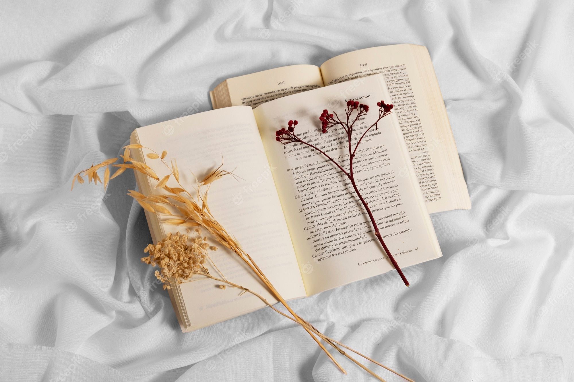 Offenes Buch, Getrocknete Blumen, Weißes Laken, Flatlay, Helle Töne, Full HD, PC-Hintergrundbild