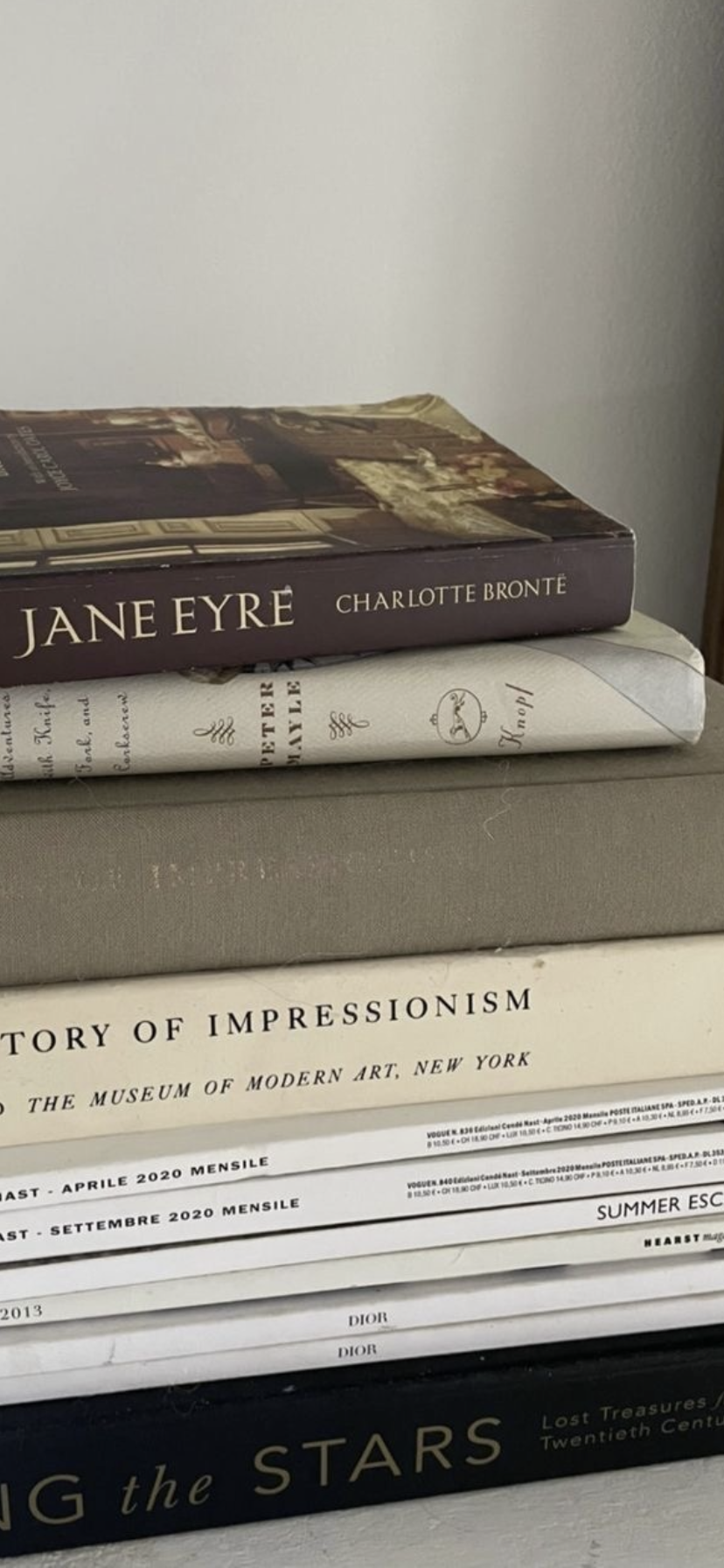 Bücherstapel, Jane Eyre, Minimalismus, Graue Töne, Hintergrundbild für iPhone und Android