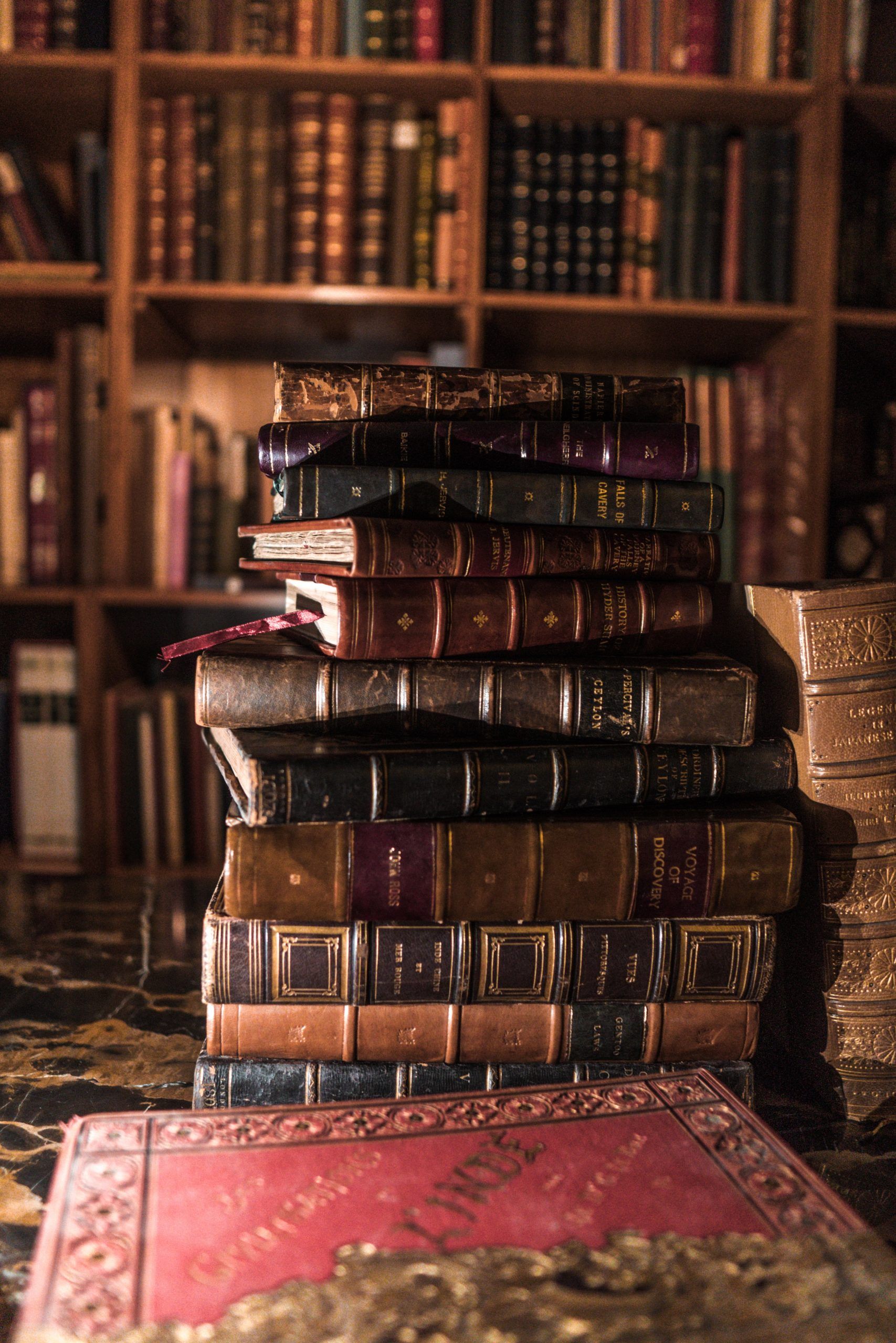 Alte Bücher, Bücherstapel, Antiquariat, Teppich, Vintage, QHD+, Tablet-Hintergrund