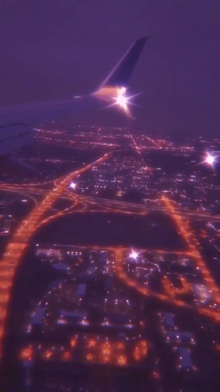 Flugzeugflügel, Stadtlichter, Nacht, Luftaufnahme, Lila, HD, Handy-Hintergrundbild