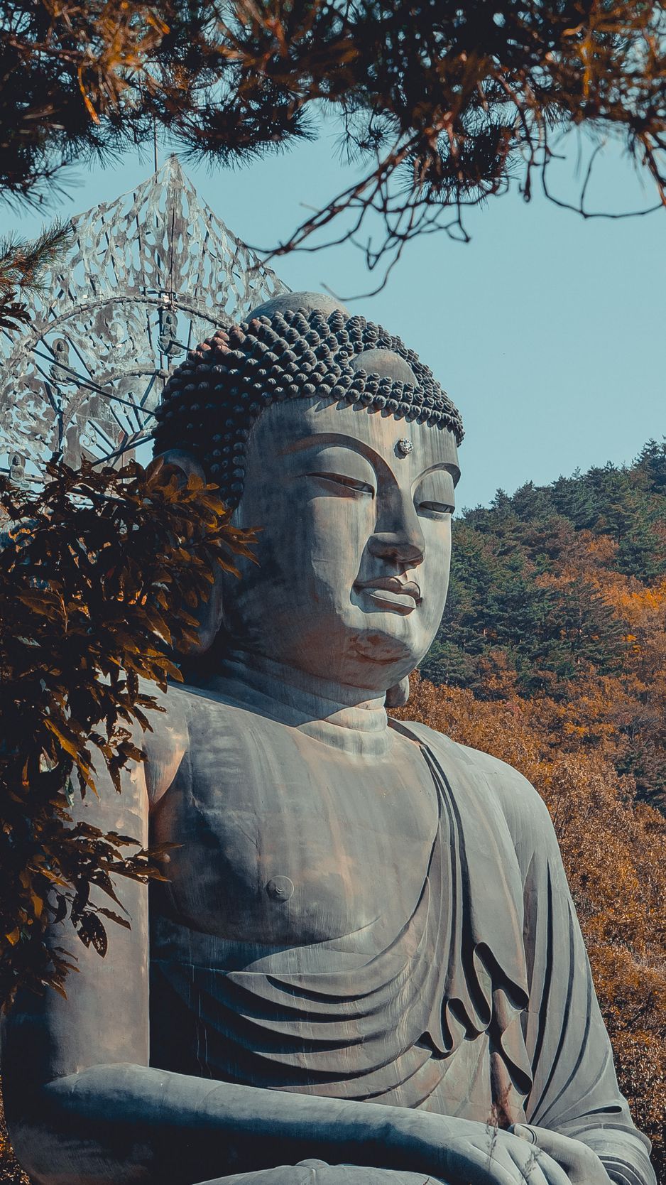 Steinerner Buddha, Herbstbäume, Berge, Monument, Blauer Himmel, Sperrbildschirm fürs iPhone