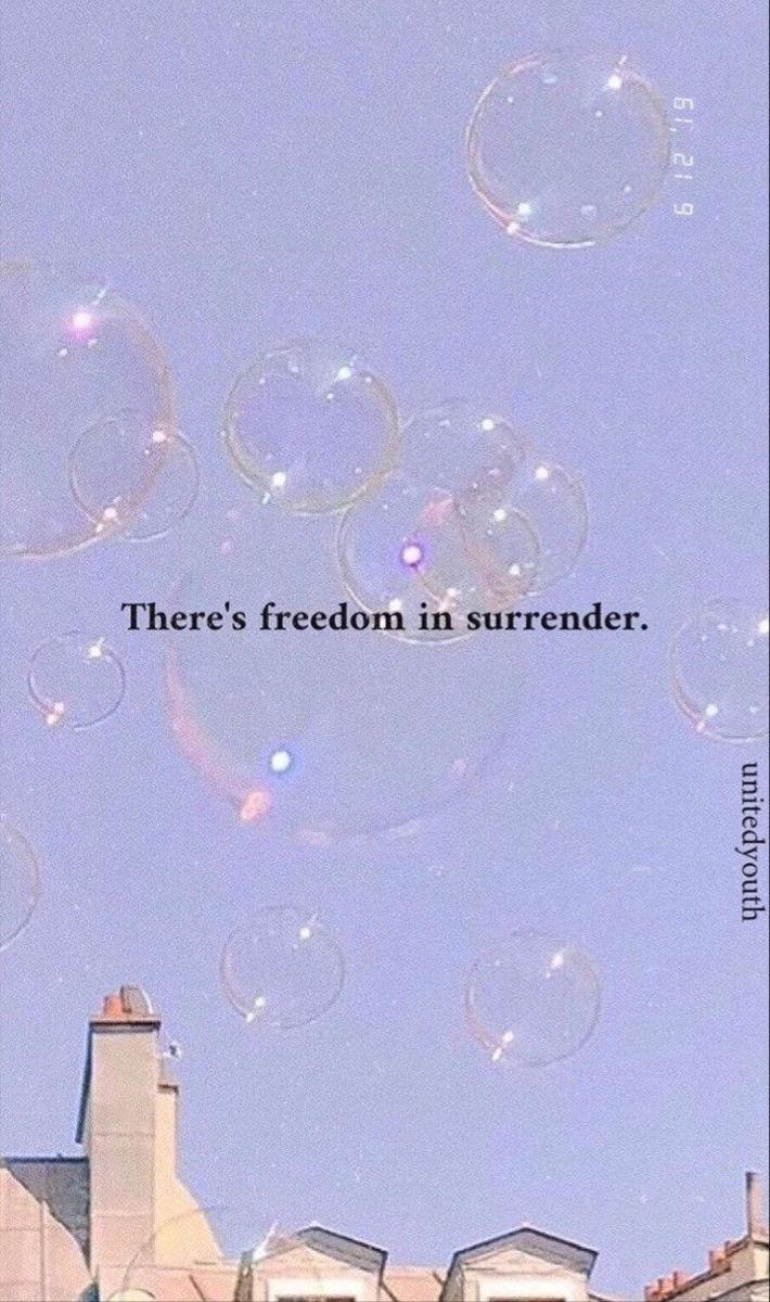 There's freedom in surrender, Christlicher Spruch, Seifenblasen, Lila Himmel, iPhone-Hintergrundbild