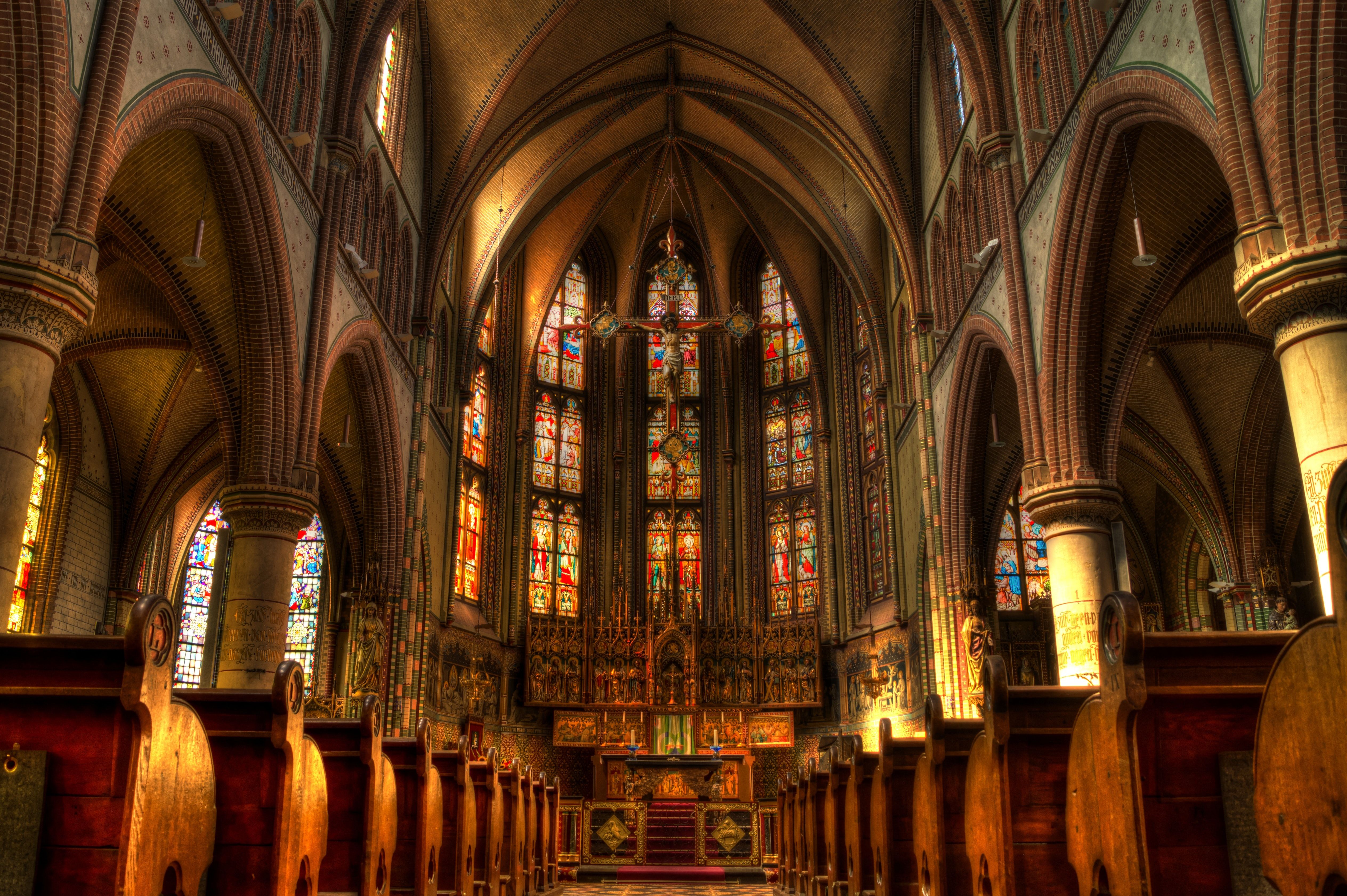 Kircheninneres, Gotische Kathedrale, Buntglasfenster, Altar, Kirchenbänke, 4K, Desktop-Hintergrund
