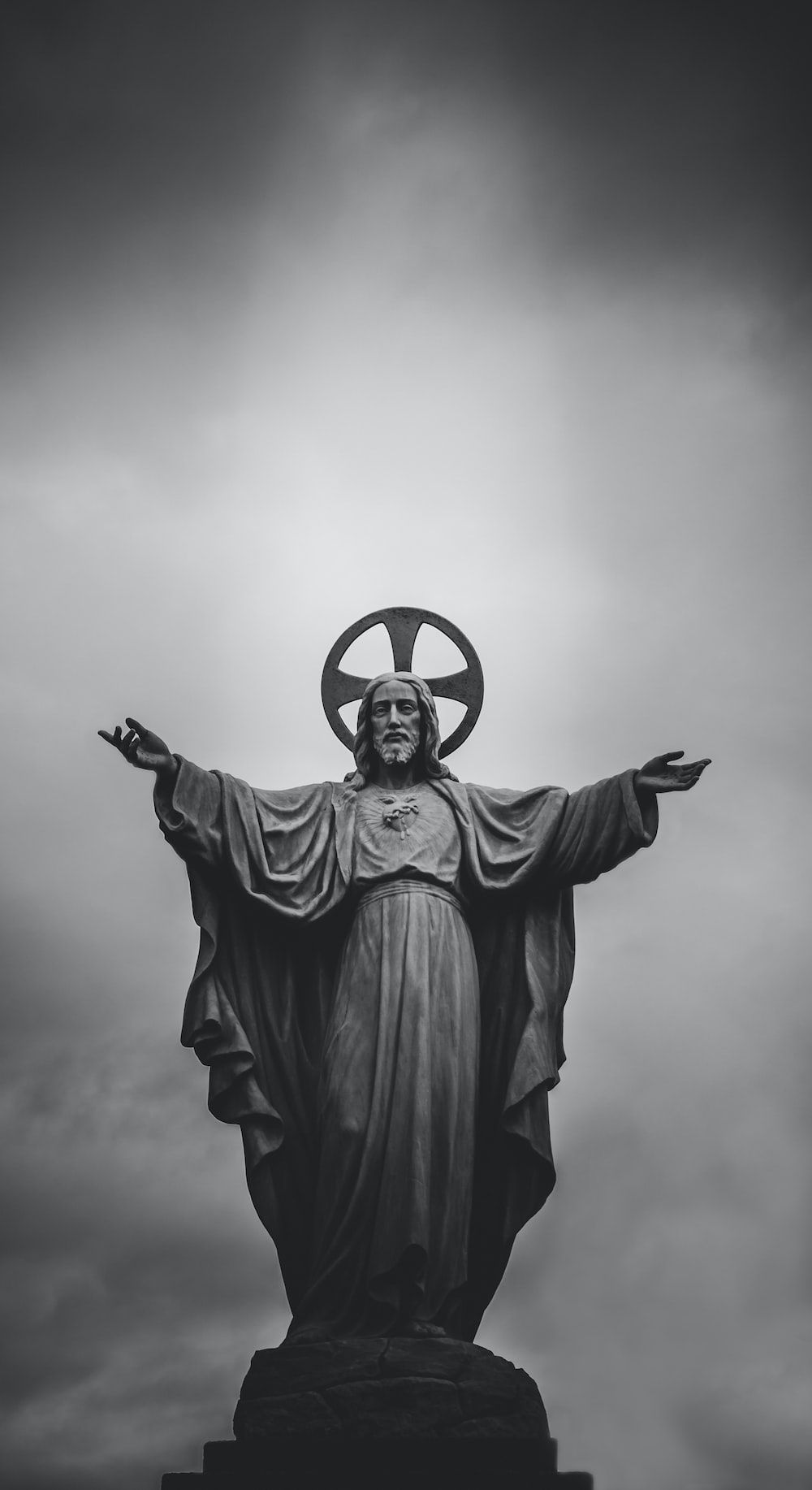 Christusstatue, Heiligstes Herz Jesu, Ausgebreitete Arme, Schwarz-Weiß, Nebel, Hochformat-Hintergrundbild