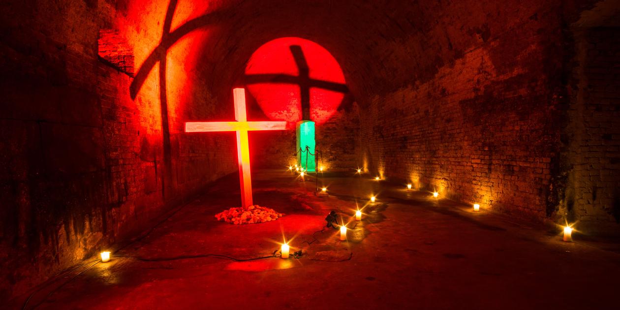 Kreuz, Kerzen, Gebetsraum, Rotes Licht, Gewölbe, Hintergrundbild