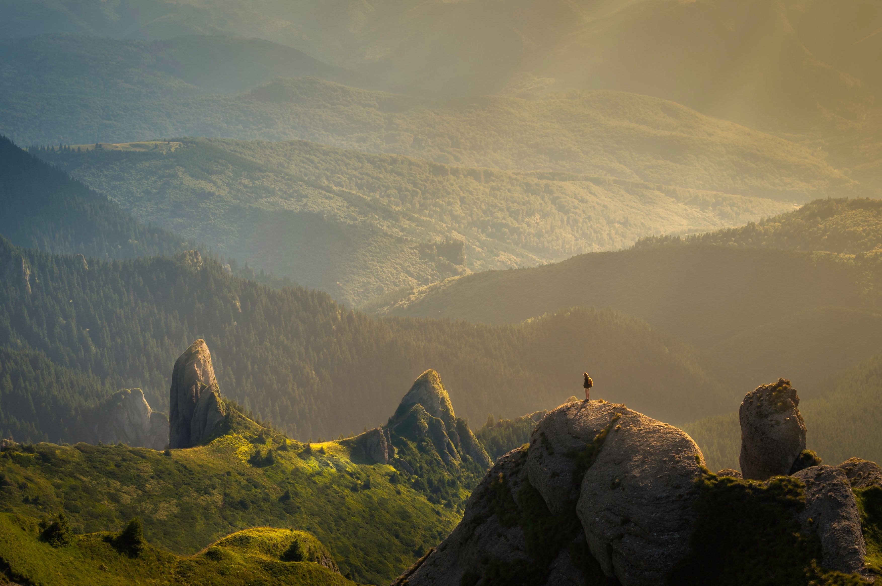 Berglandschaft, Felsen, Wanderer, Sonnenlicht, Nebel, 2K, Hintergrund für den Desktop