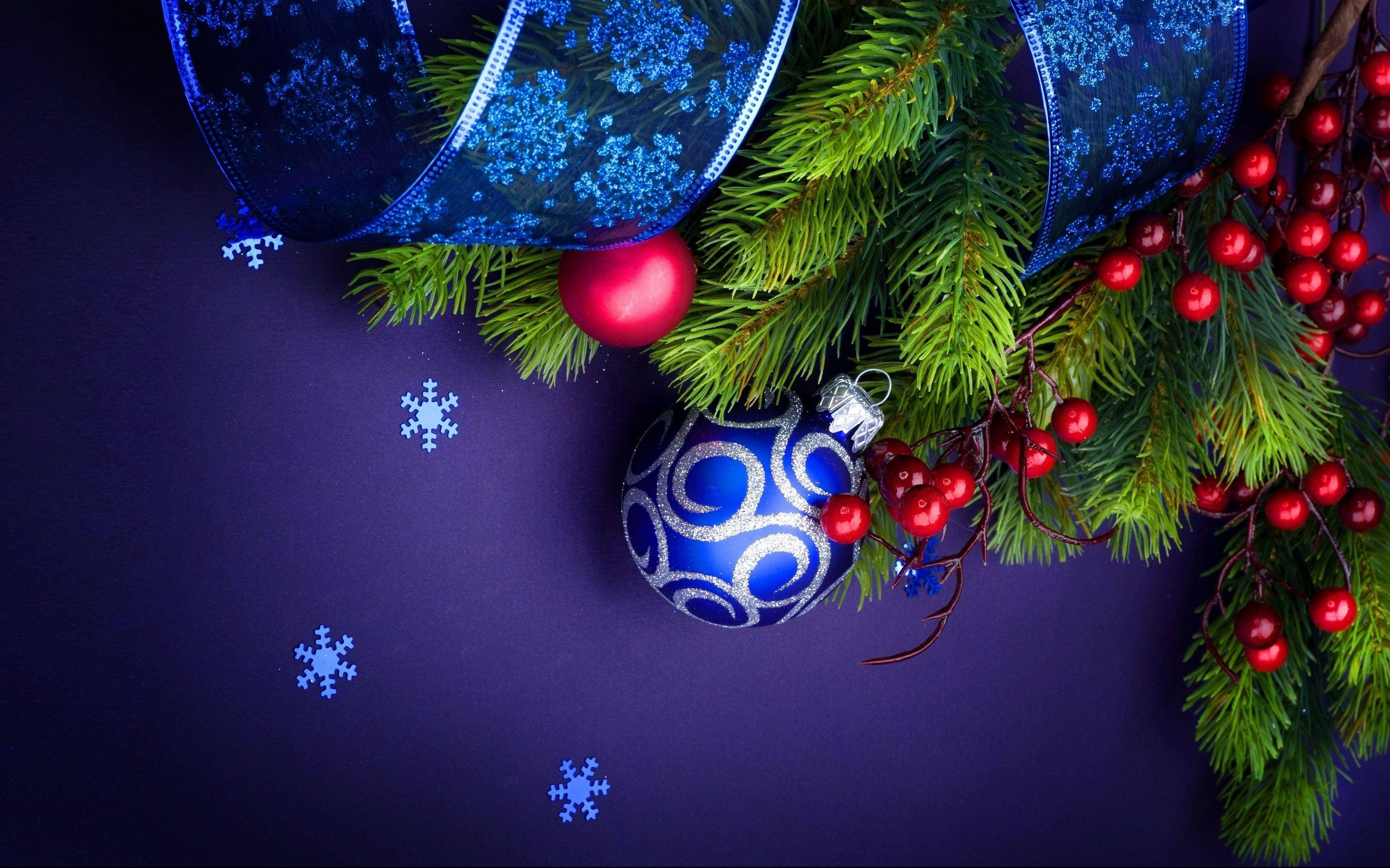 Christbaumkugeln, Tannenzweige, Schleife, Lila Hintergrund, Schneeflocken, 4K Wallpaper