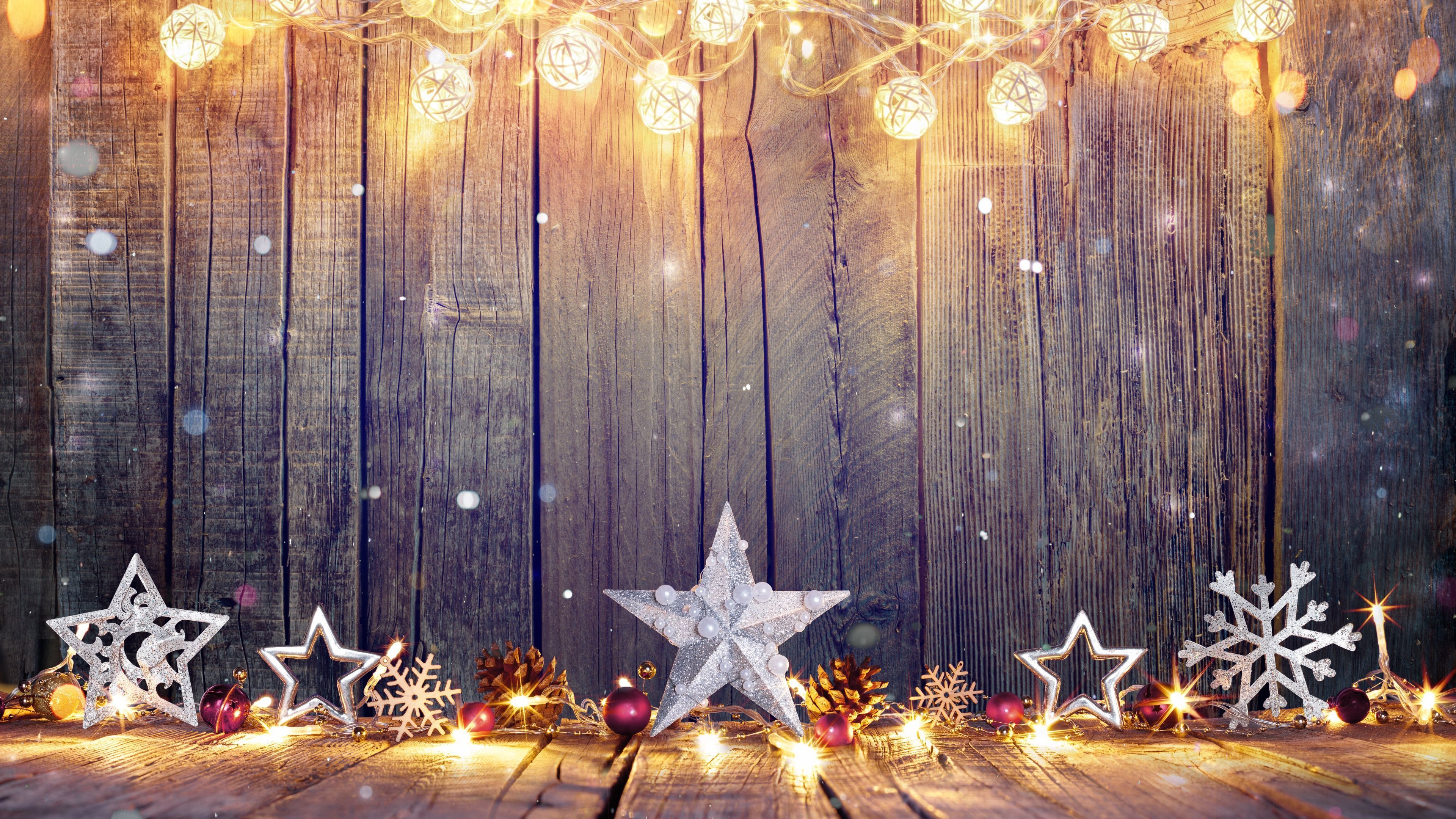 Sterne, Holzwand, Lichterkette, Schneeflocken, Dekoration, 4K, Laptop-Hintergrundbild