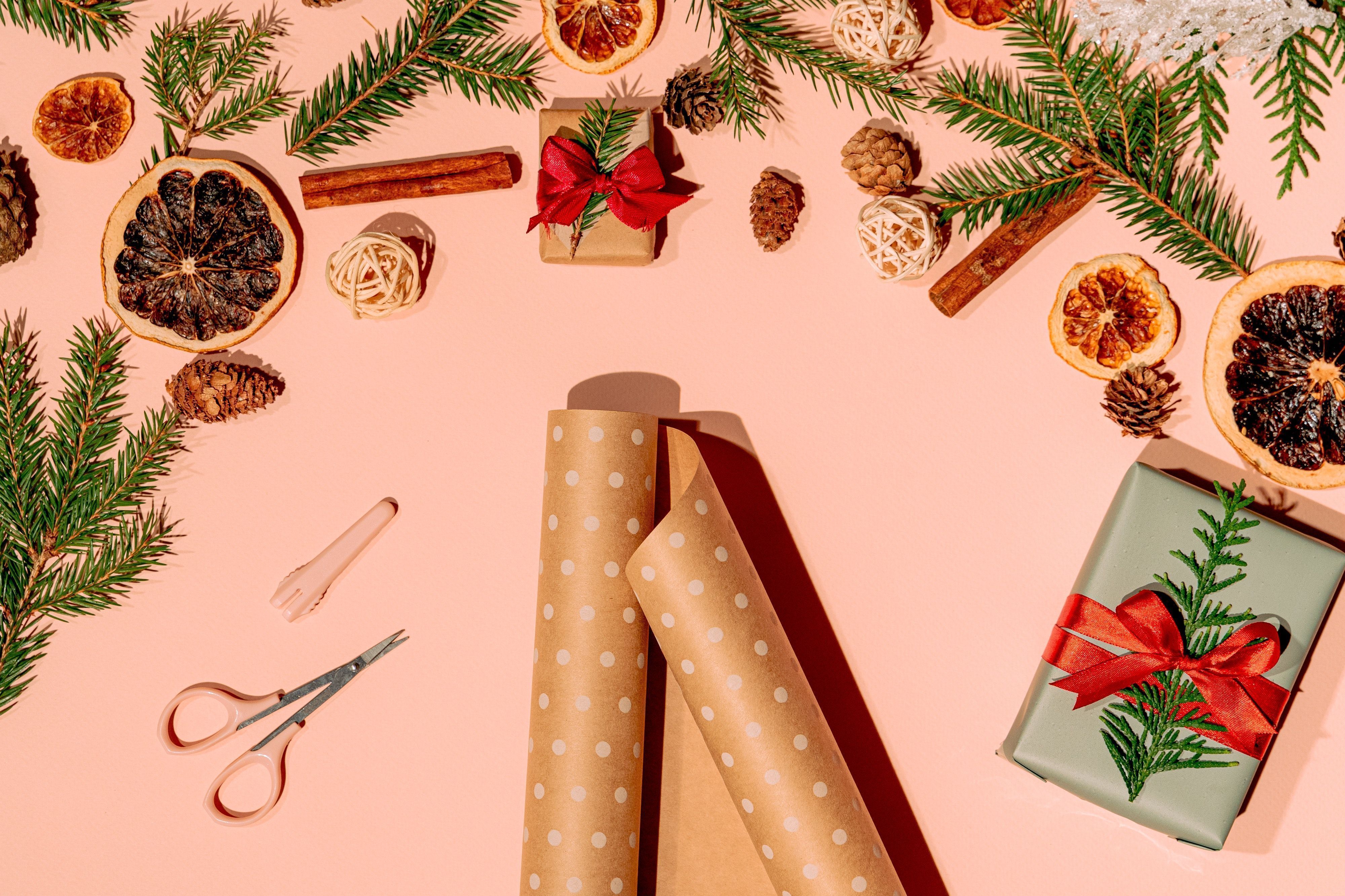 Geschenkpapier, Geschenk, Getrocknete Orangen, Zimtstangen, Flatlay, Rosa Hintergrund, 4K Wallpaper