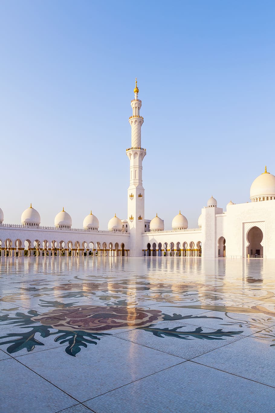 Scheich-Zayid-Moschee, Abu Dhabi, Minarett, Marmorboden, Weiße Kuppeln, Blauer Himmel, Handy-Hintergrundbild
