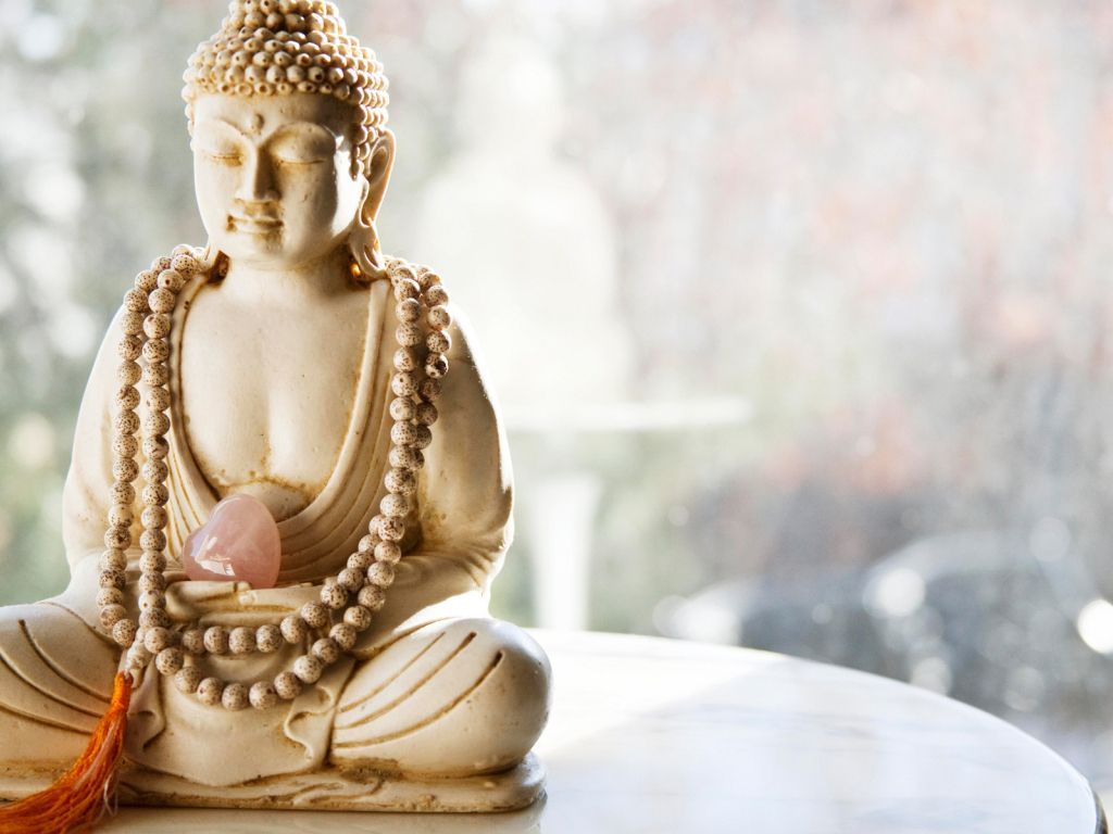 Buddha-Statue, Gebetskette, Lotusblüte, Meditation, Helle Töne, Hintergrundbild fürs Tablet