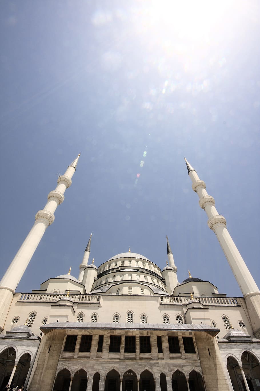 Moschee, Minarette, Kuppel, Froschperspektive, Sonnenlicht, HD, Handy-Hintergrund