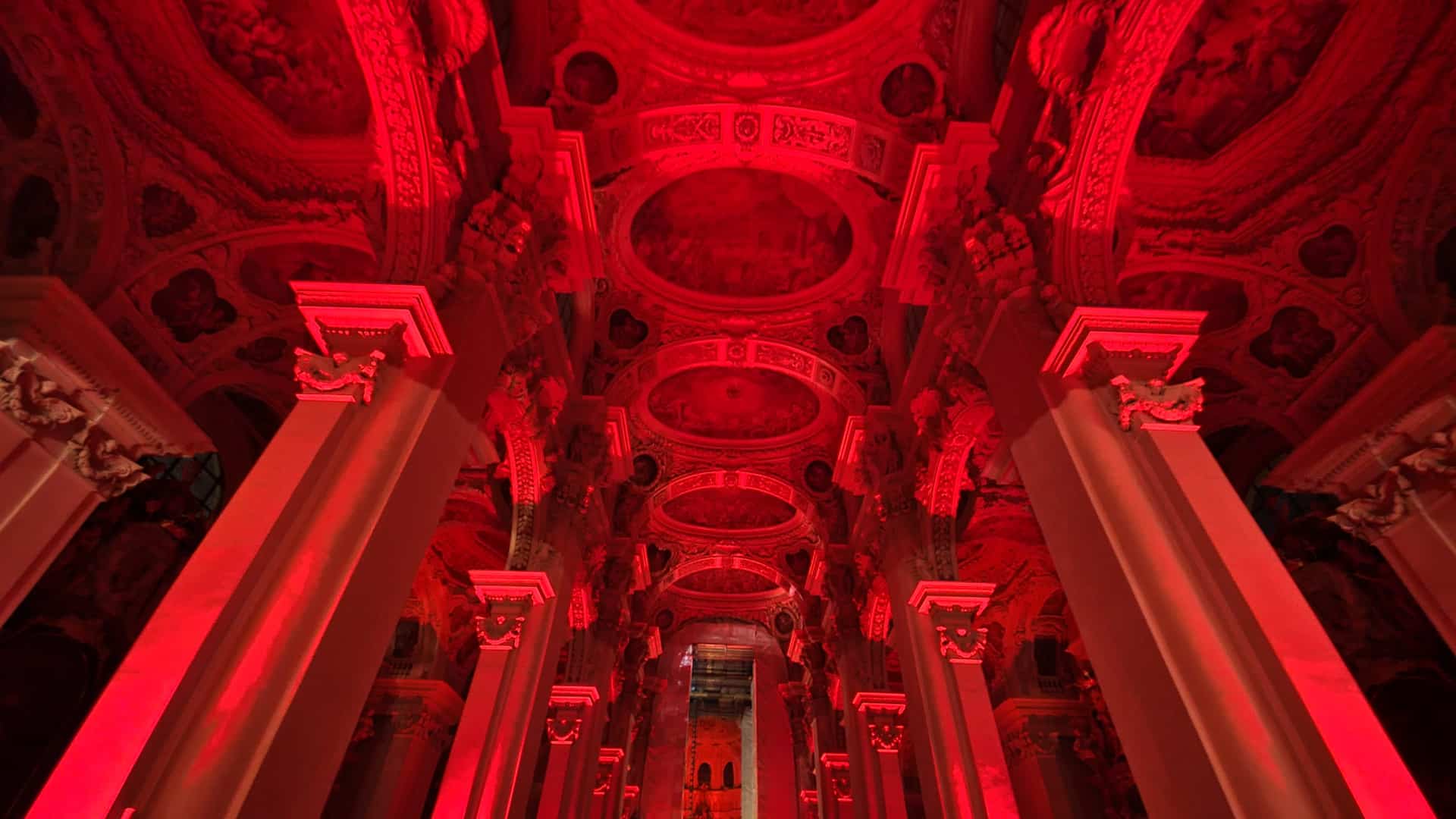 Kircheninneres, Barock, Rotes Licht, Säulen, Deckengewölbe, Full HD, Windows-Hintergrundbild