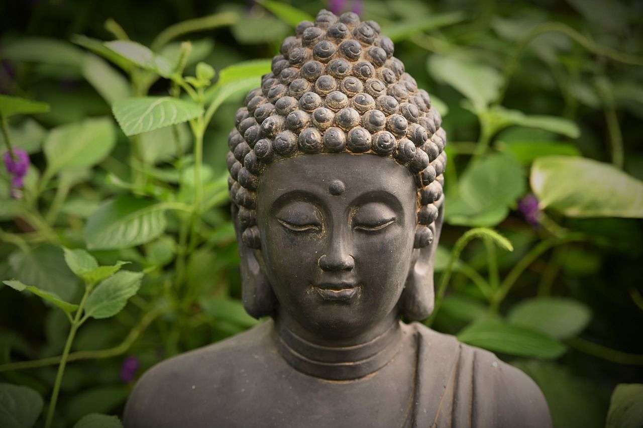 Buddha-Kopf, Steinskulptur, Grüne Blätter, Nahaufnahme, Garten, HD, PC-Hintergrundbild