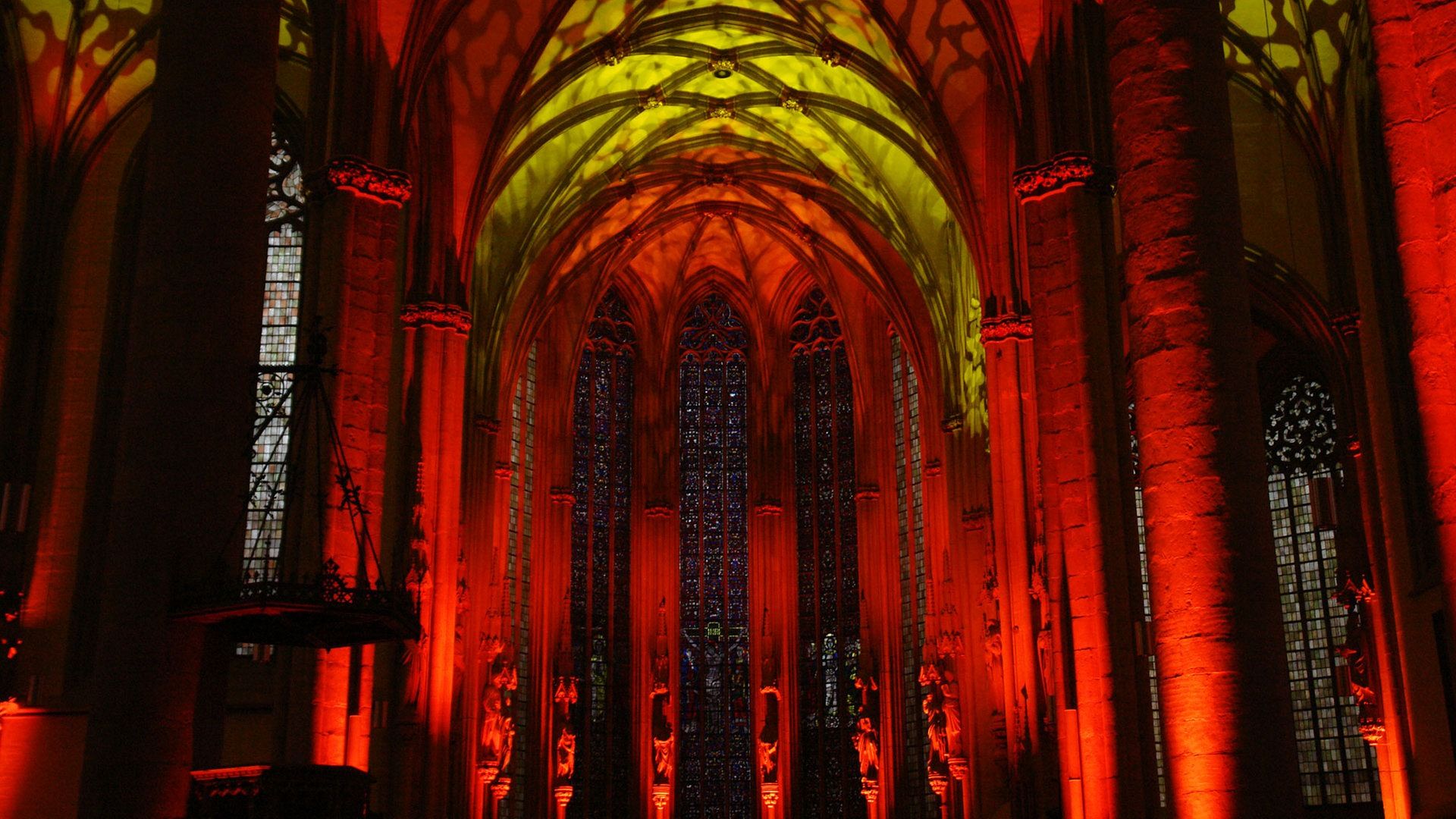 Gotische Kathedrale, Gewölbe, Rote Beleuchtung, Buntglasfenster, Kircheninneres, 1080p-Hintergrundbild