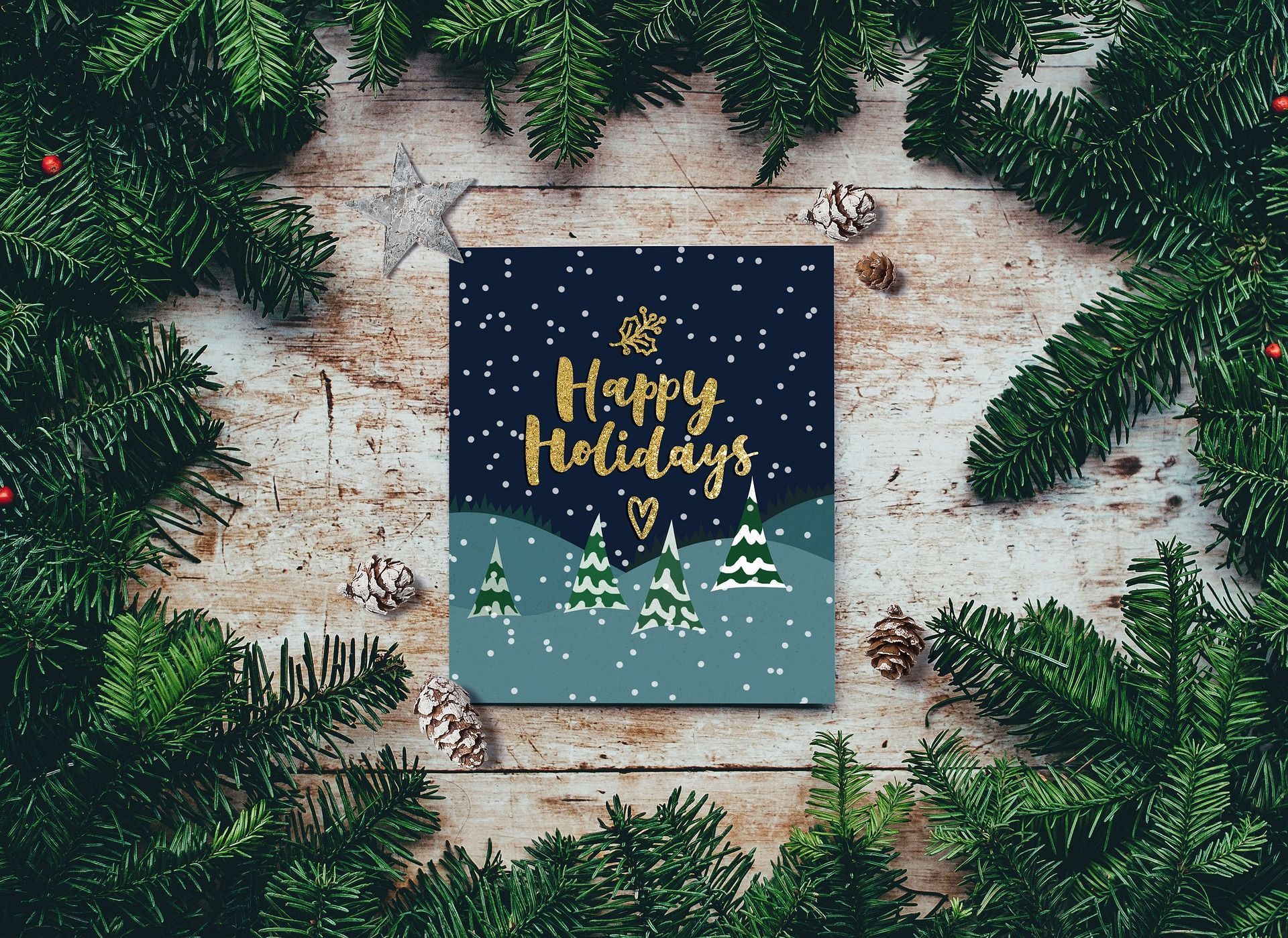 Happy Holidays, Grußkarte, Tannenzweige, Holztisch, Flatlay, Full HD, PC-Hintergrundbild