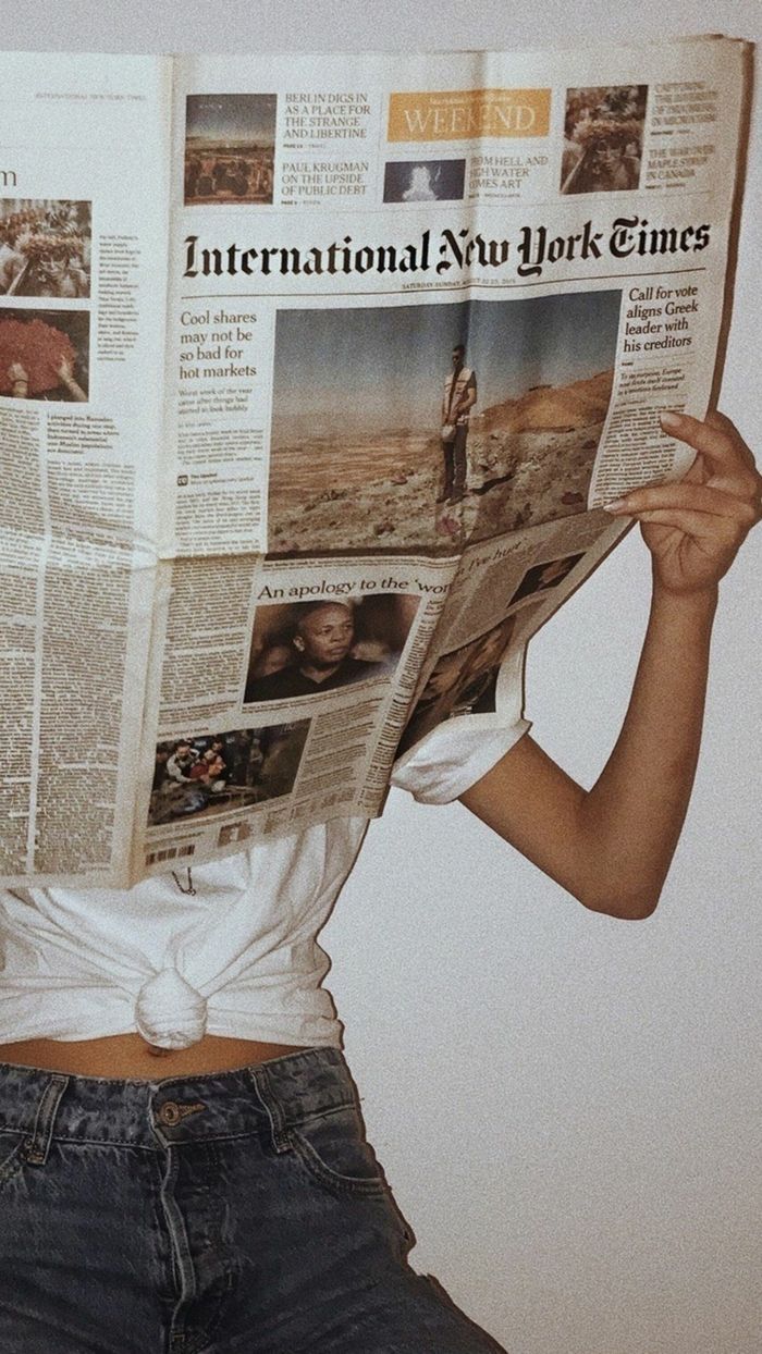 International New York Times, Zeitung, Frau, Lesen, Schwarzweiß, Hintergrundbild fürs Handy