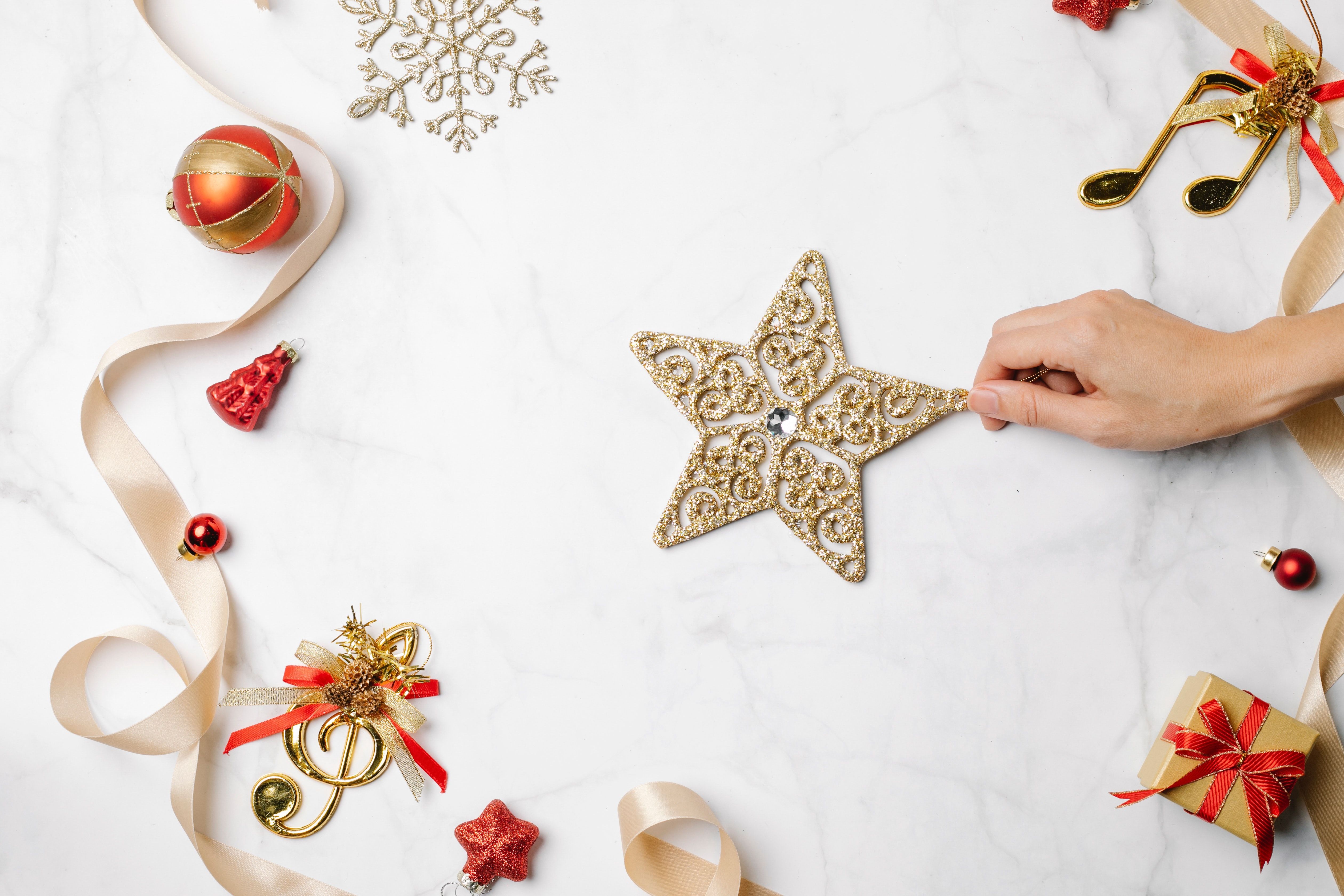 Stern, Geschenke, Schleifenband, Marmor, Flatlay, Christbaumkugel, 4K, Windows-Hintergrundbild