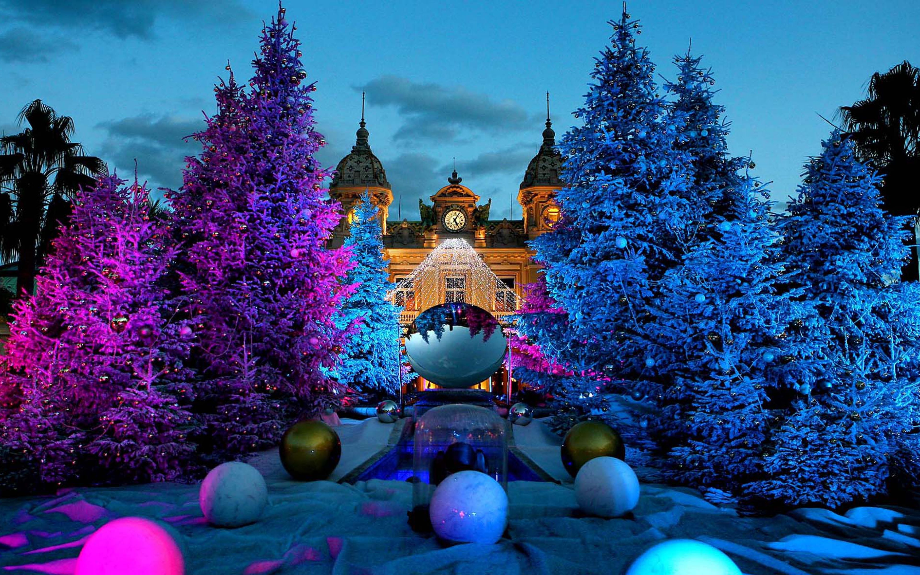 Casino de Monte-Carlo, Monaco, Beleuchtete Bäume, Weihnachtsmarkt, Nacht, Lila Licht, 4K-Desktop-Hintergrund