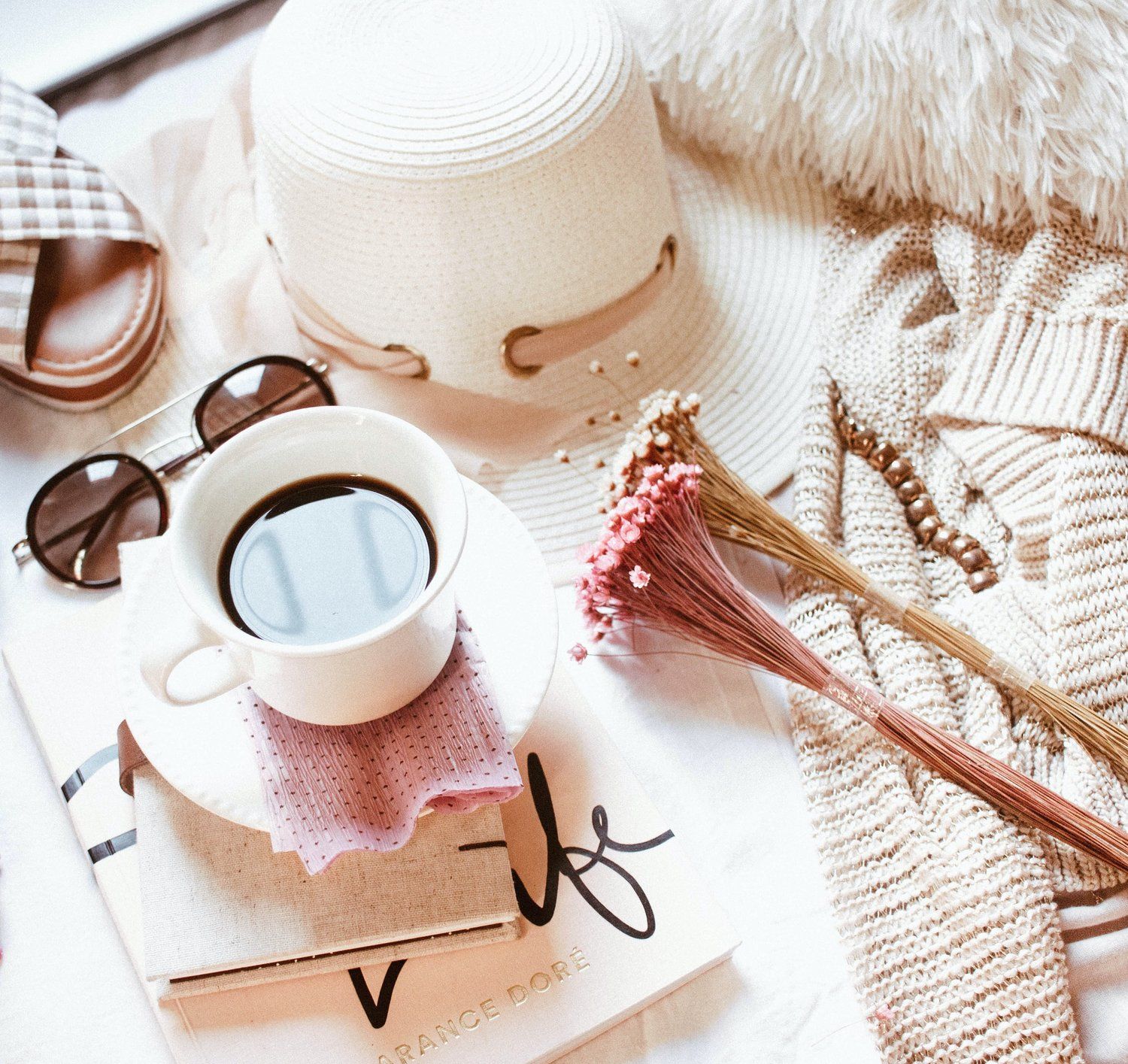 Flatlay, Kaffee, Sonnenbrille, Strohhut, Trockenblumen, HD, iPad-Hintergrundbild