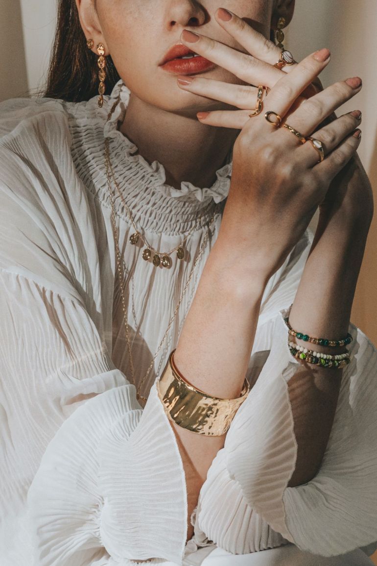 Frau, Ringe, Hände, Mode, Elegant, Weiße Bluse, Hochformat, Hintergrundbild fürs Smartphone