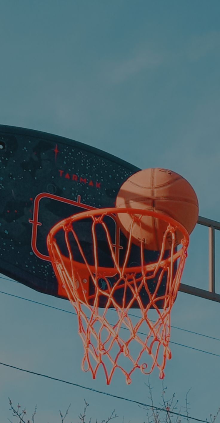 Basketballkorb, Ball im Netz, Türkiser Himmel, Froschperspektive, Orange, HD, Handy-Hintergrund