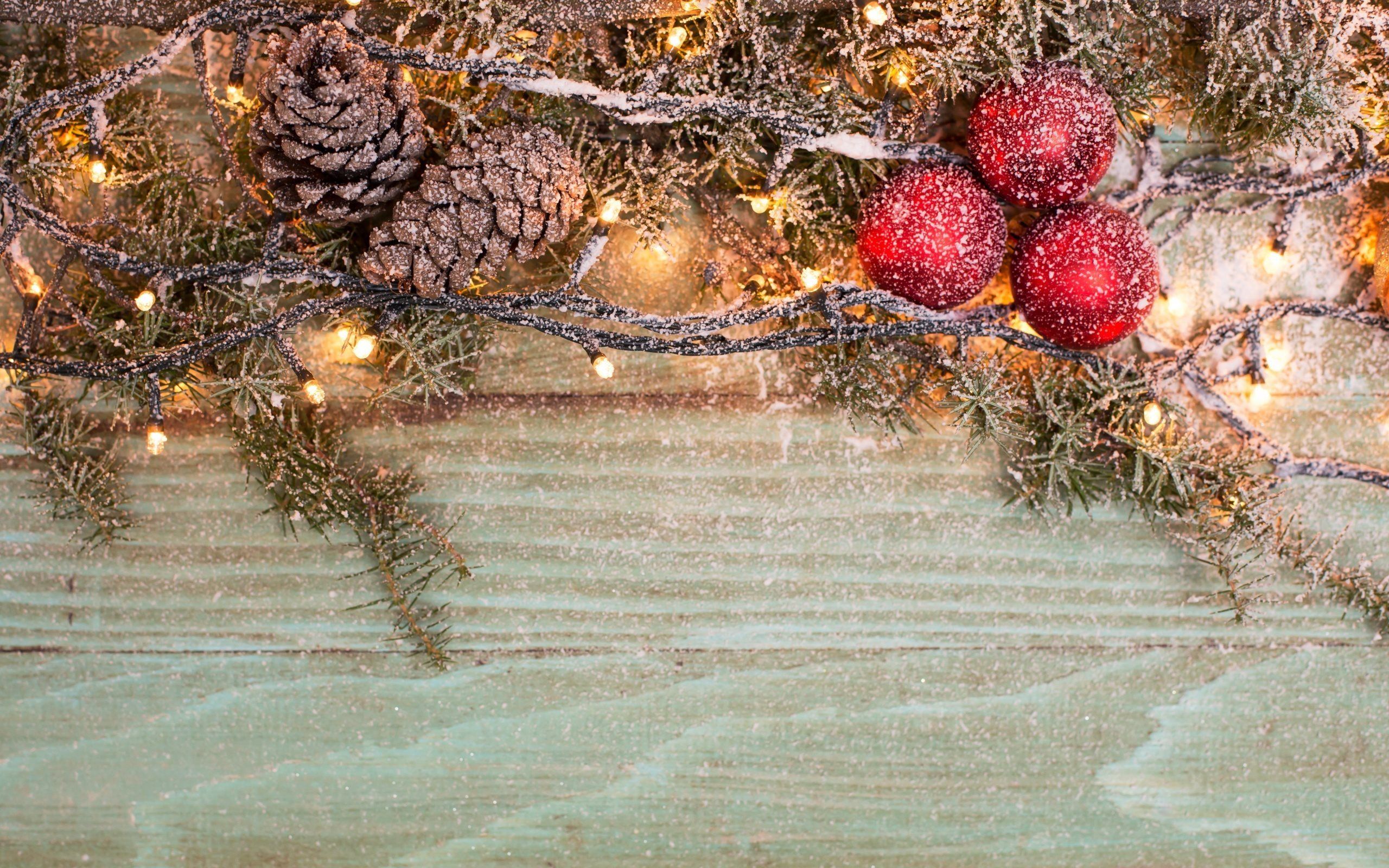 Tannenzapfen, Christbaumkugeln, Lichterkette, Holzhintergrund, Dekoration, 2K, Windows-Hintergrundbild