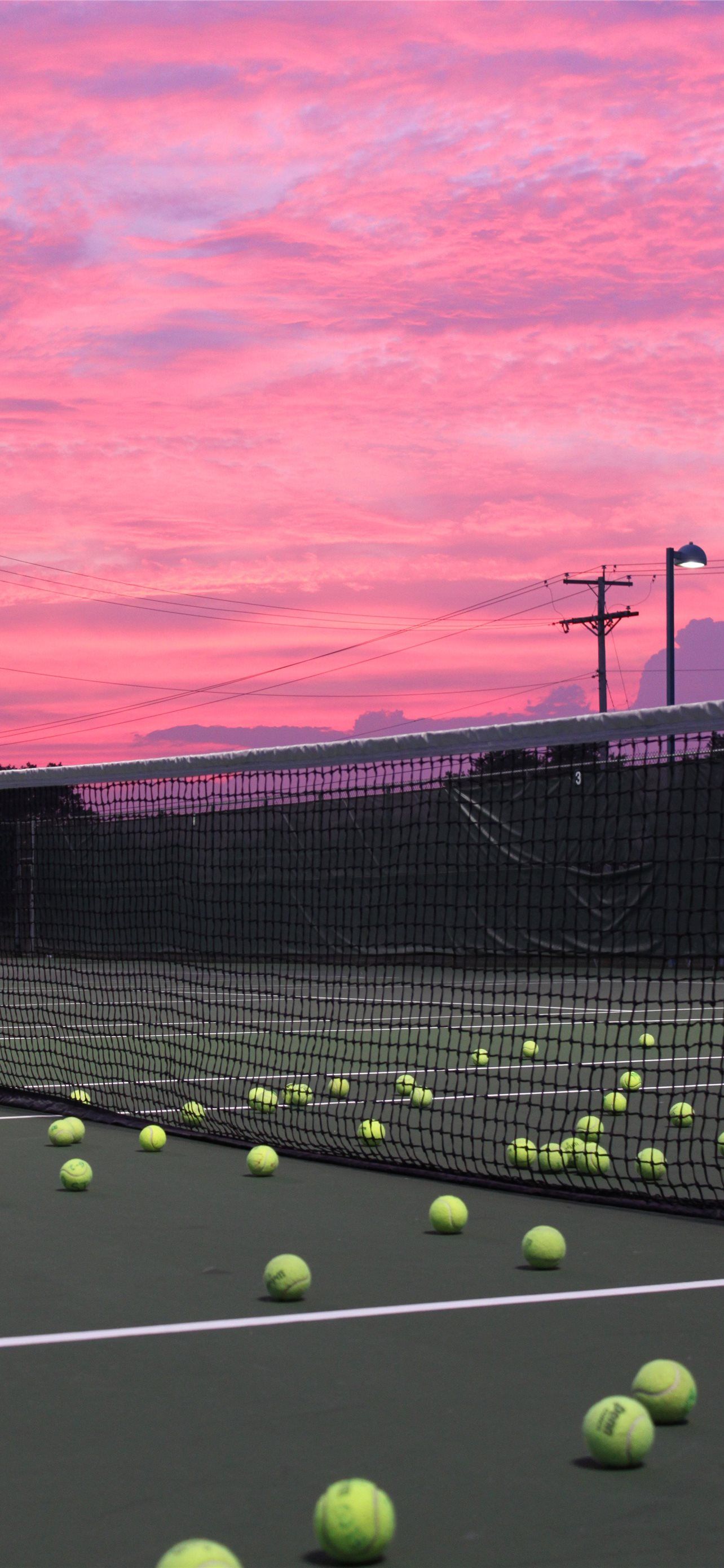 Tennisbälle, Tennisplatz, Abendrot, Rosa Himmel, Netz, Full HD, Handy-Hintergrund im Hochformat