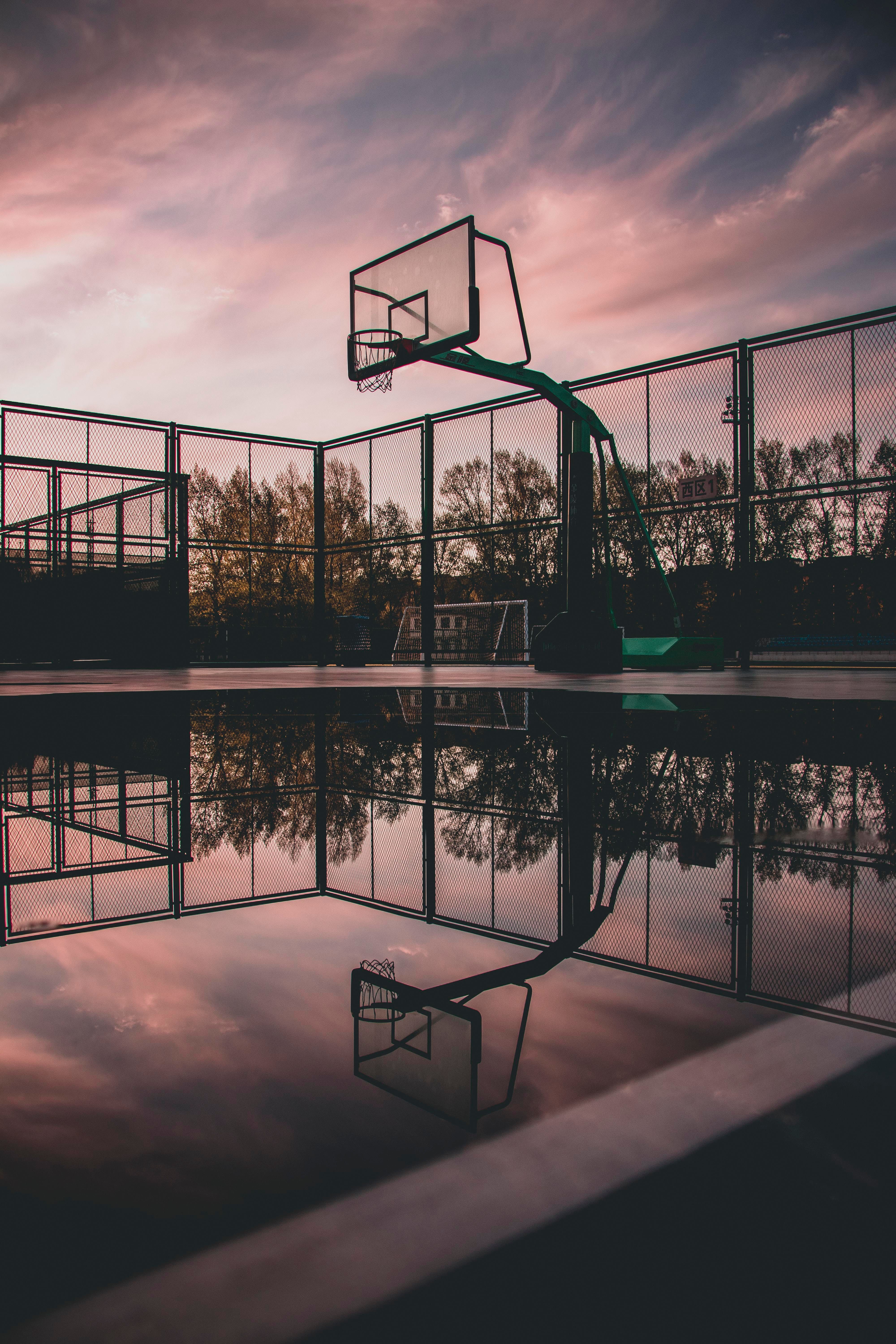 Basketballplatz, Spiegelung, Pfütze, Abendhimmel, Zaun, QHD+, Sperrbildschirm fürs iPhone