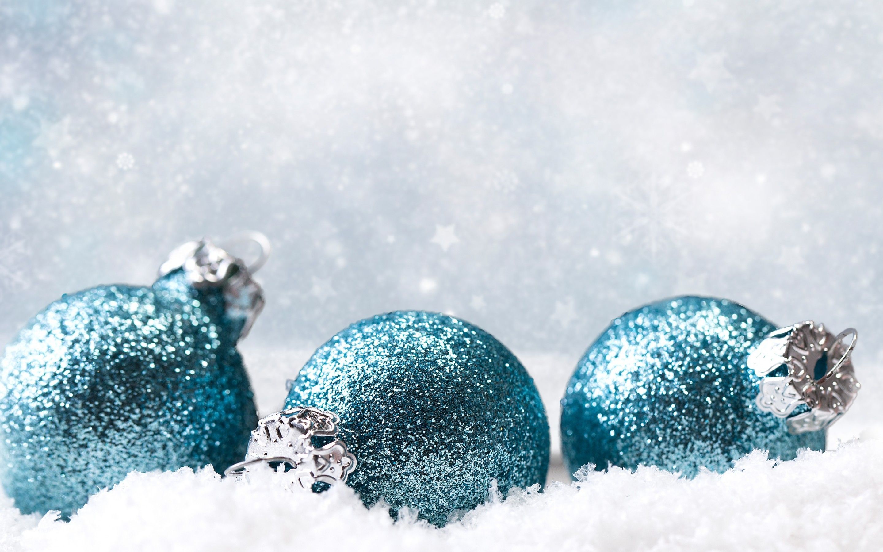 Christbaumkugeln, Türkis, Glitzer, Schnee, Nahaufnahme, 2K, Desktop-Hintergrund für Windows