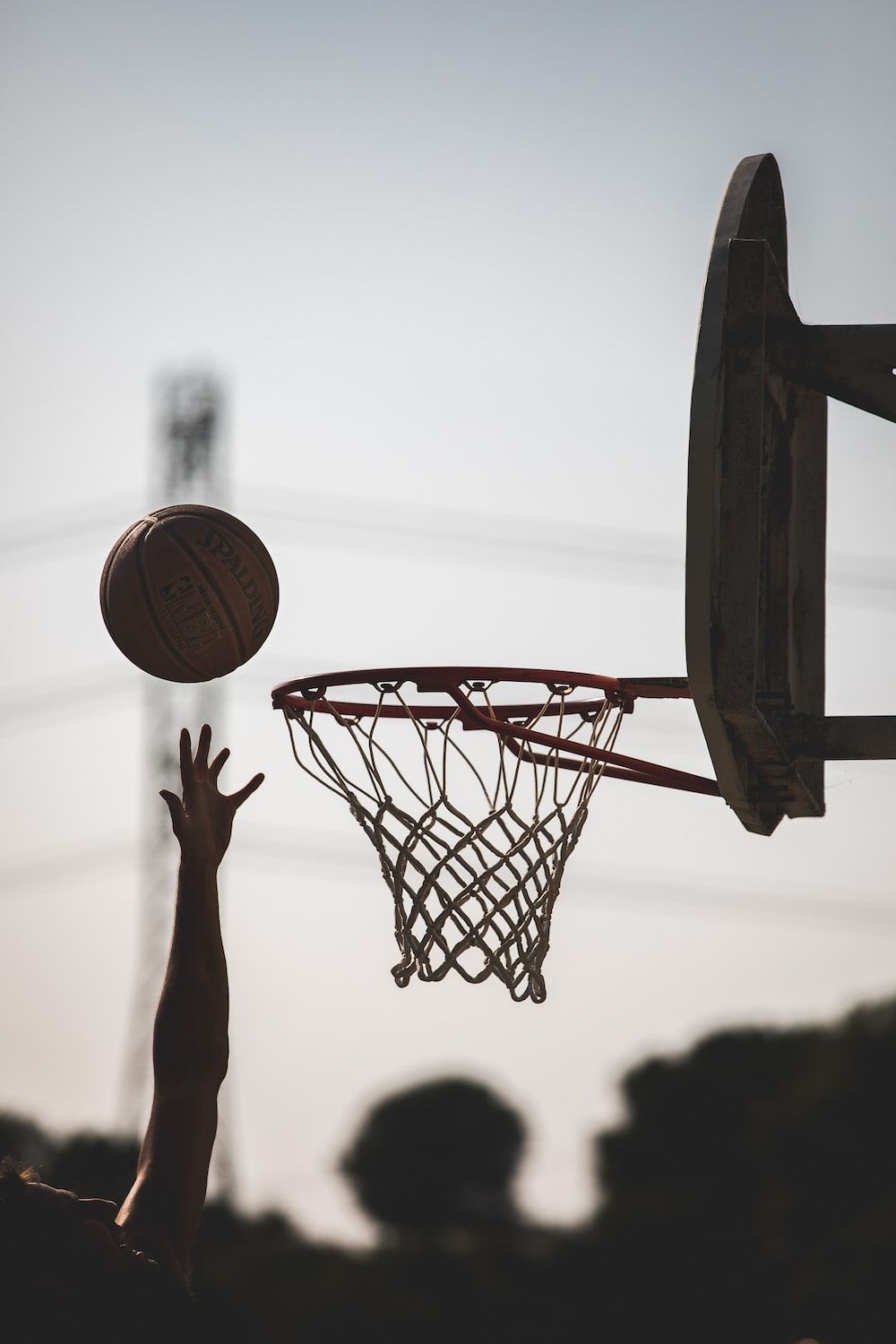 Wurf, Basketballkorb, Silhouette, Hand, Schwarz-Weiß, Hochformat, Hintergrundbild fürs Smartphone