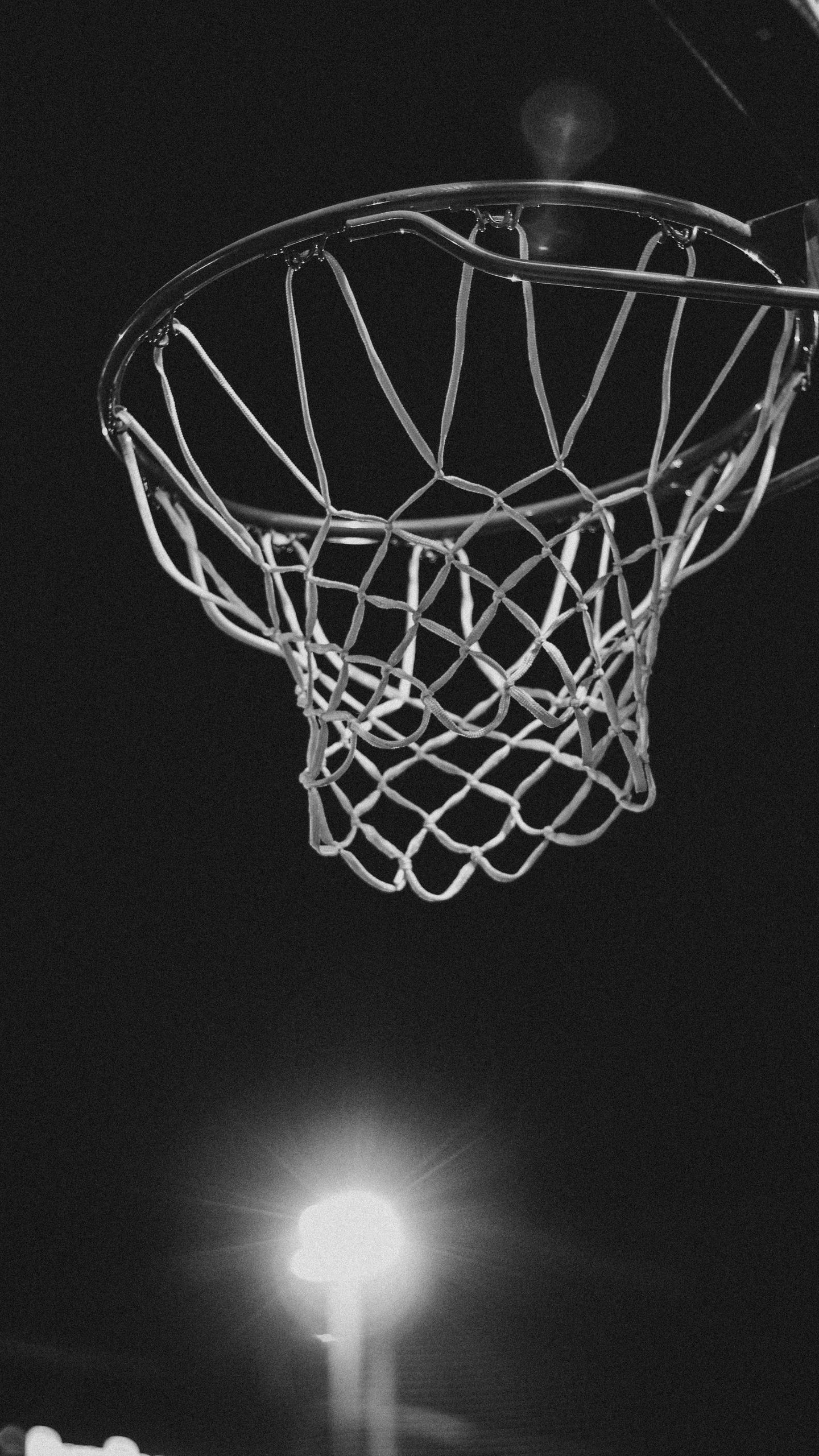 Basketballnetz, Schwarz-Weiß, Flutlicht, Nacht, Minimalismus, QHD+, Handy-Hintergrundbild