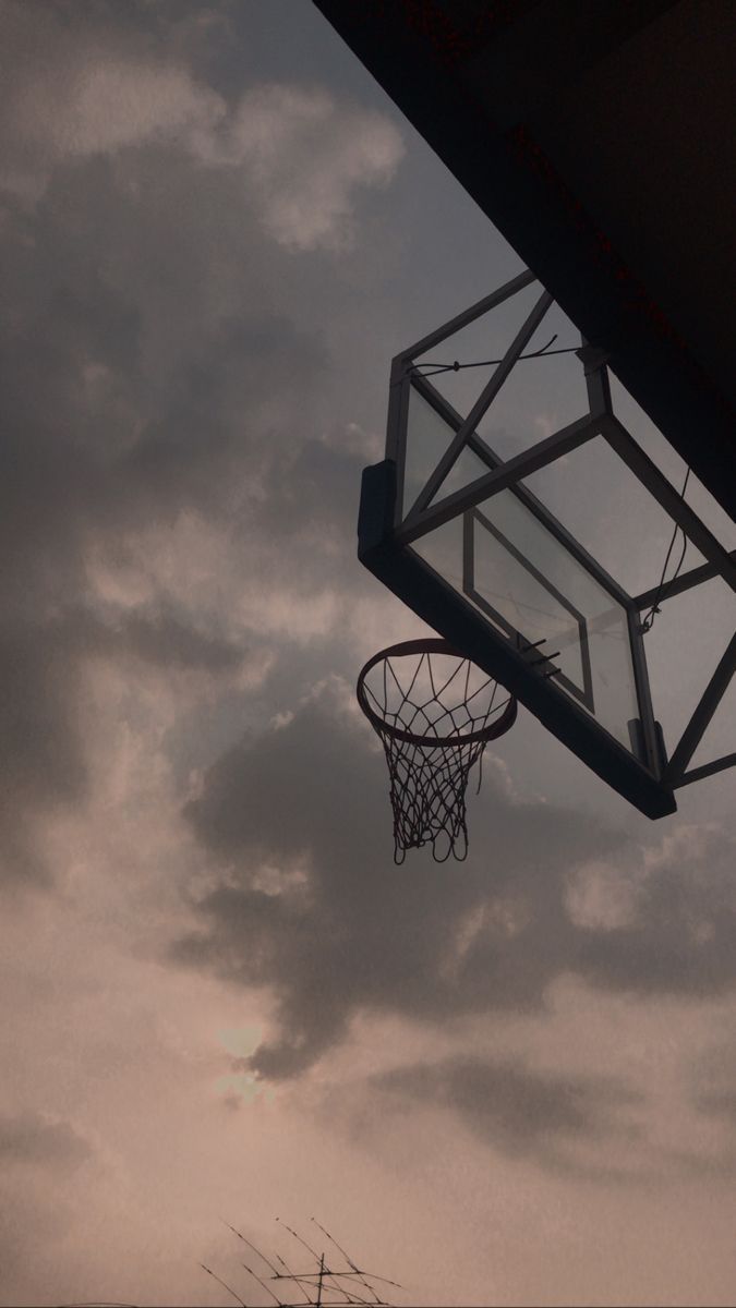 Basketballkorb, Bewölkter Himmel, Froschperspektive, Grau, Stimmung, Hintergrundbild fürs Handy