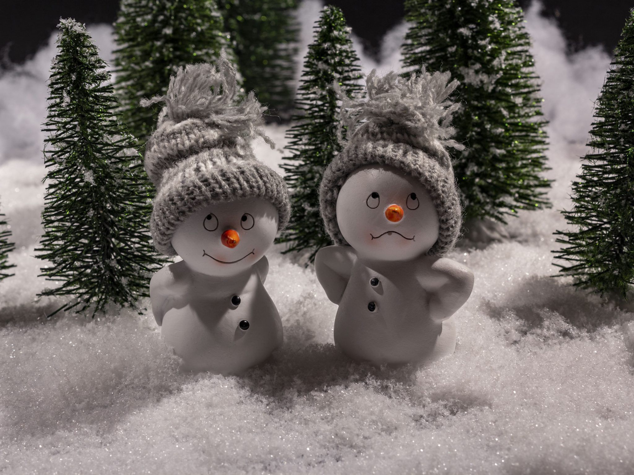 Schneemänner, Figuren, Mützen, Tannen, Schnee, Full HD, iPad-Hintergrundbild