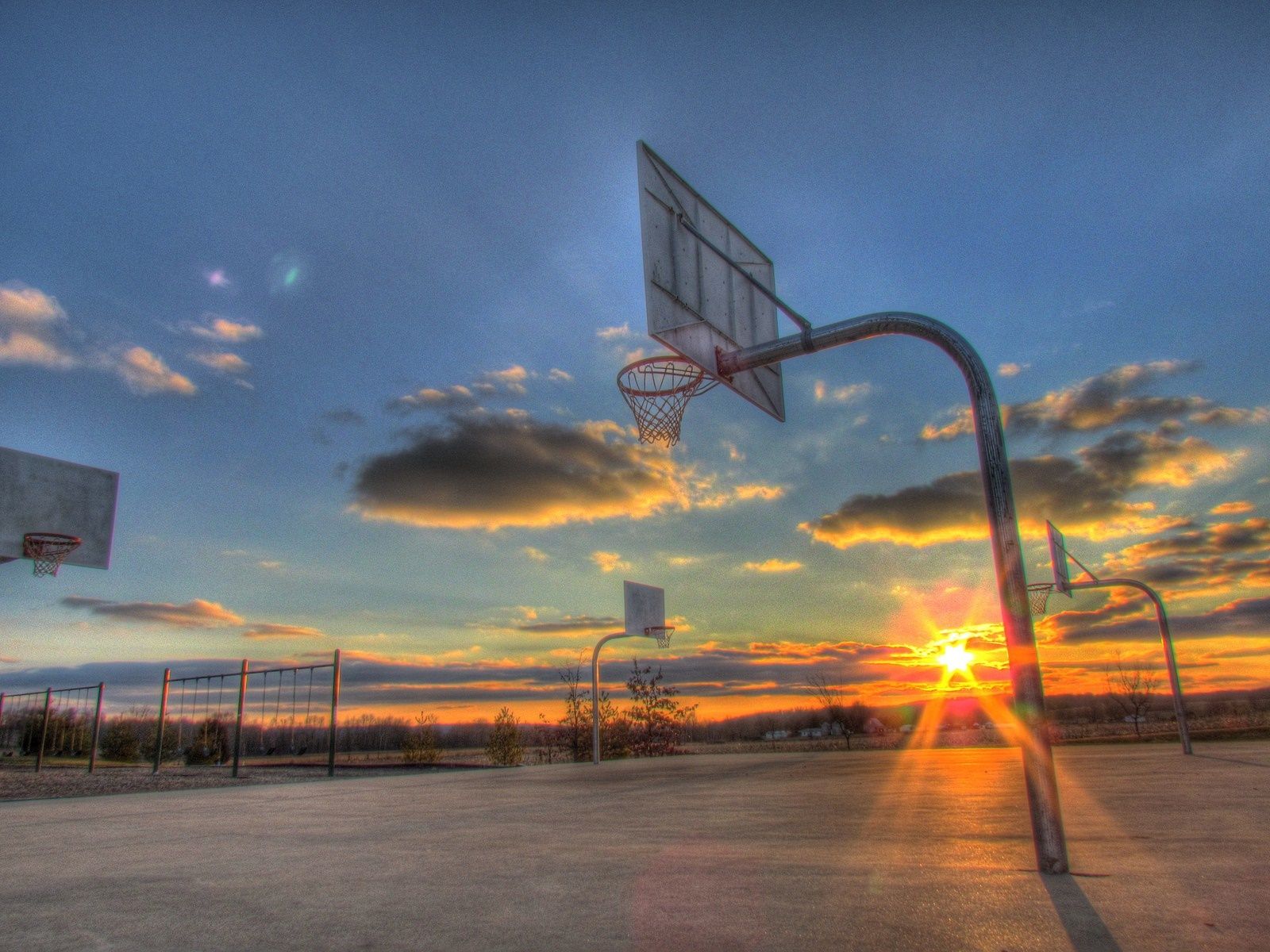 Basketballplatz, Sonnenuntergang, Körbe, Wolken, HDR, HD, iPad-Hintergrundbild