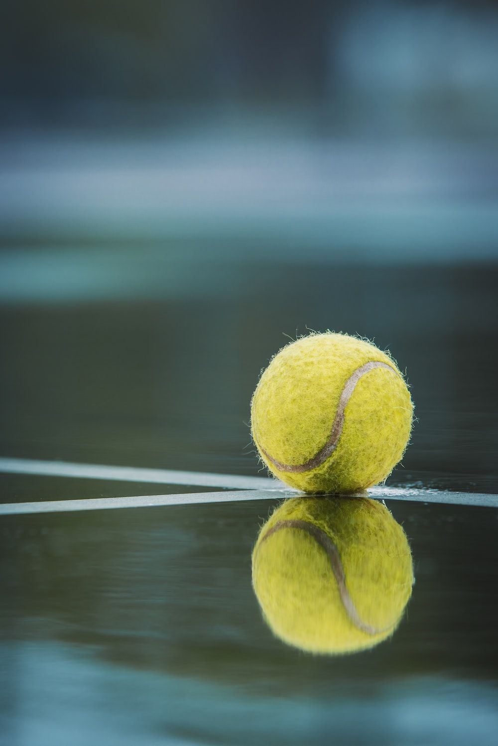 Tennisball, Spiegelung, Nahaufnahme, Unschärfe, Grüner Platz, Hintergrundbild fürs Tablet