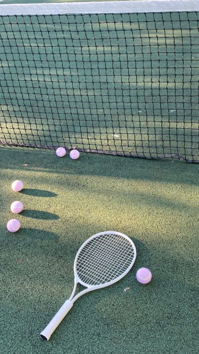 Tennisschläger, Tennisbälle, Netz, Grüner Platz, Draufsicht, Hintergrundbild fürs Handy