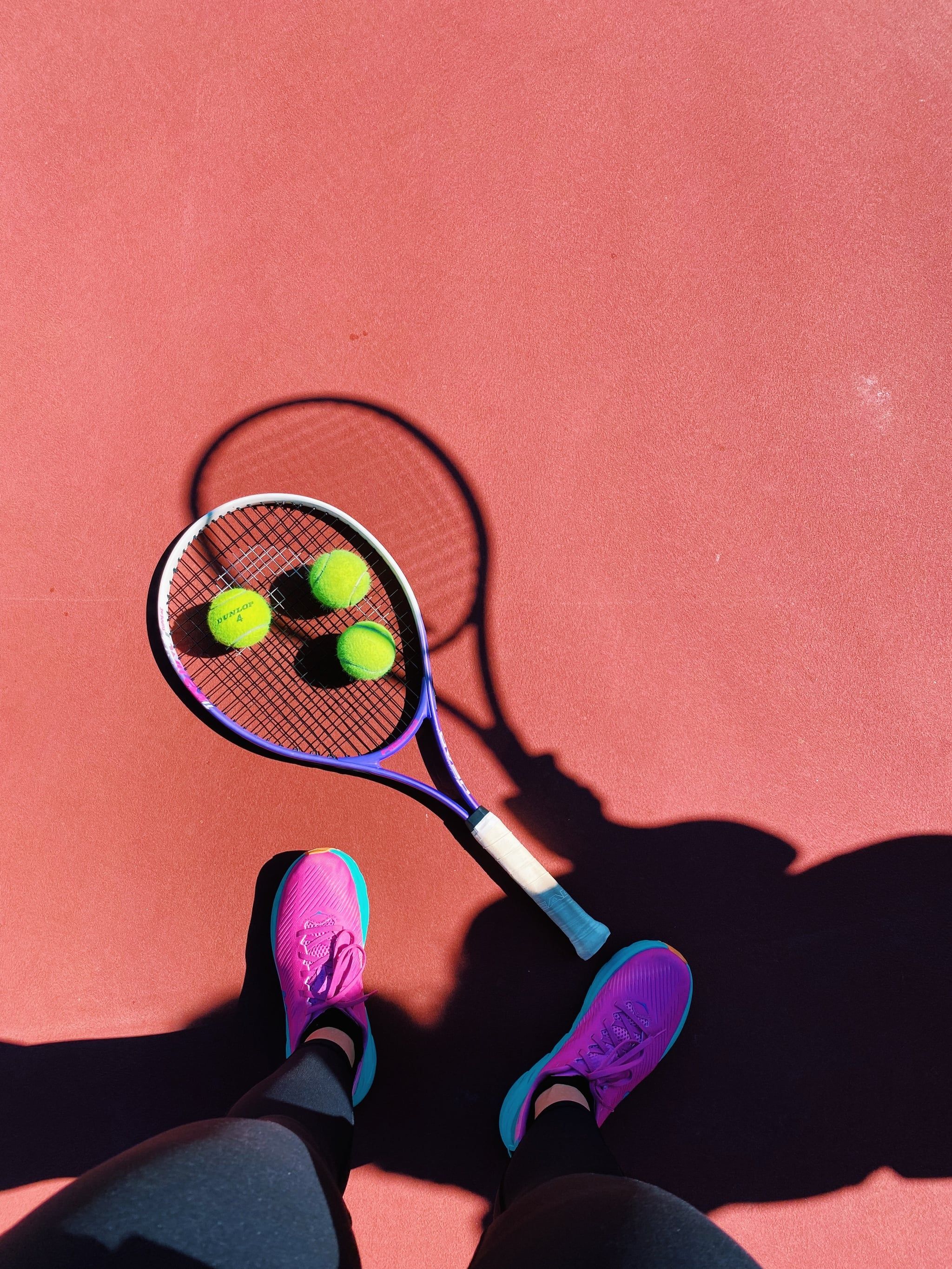 Tennisschläger, Tennisbälle, Sneaker, Roter Platz, Draufsicht, QHD+, iPad-Hintergrundbild