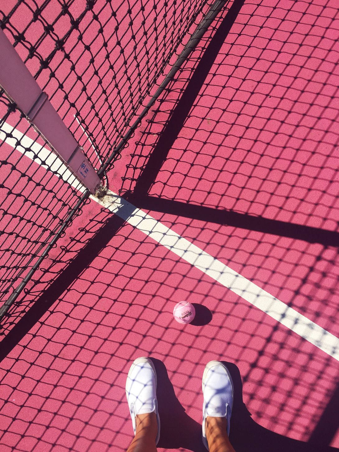 Tennisnetz, Schatten, Sneaker, Rosa Platz, Tennisball, Hintergrundbild für iPad und Tablet