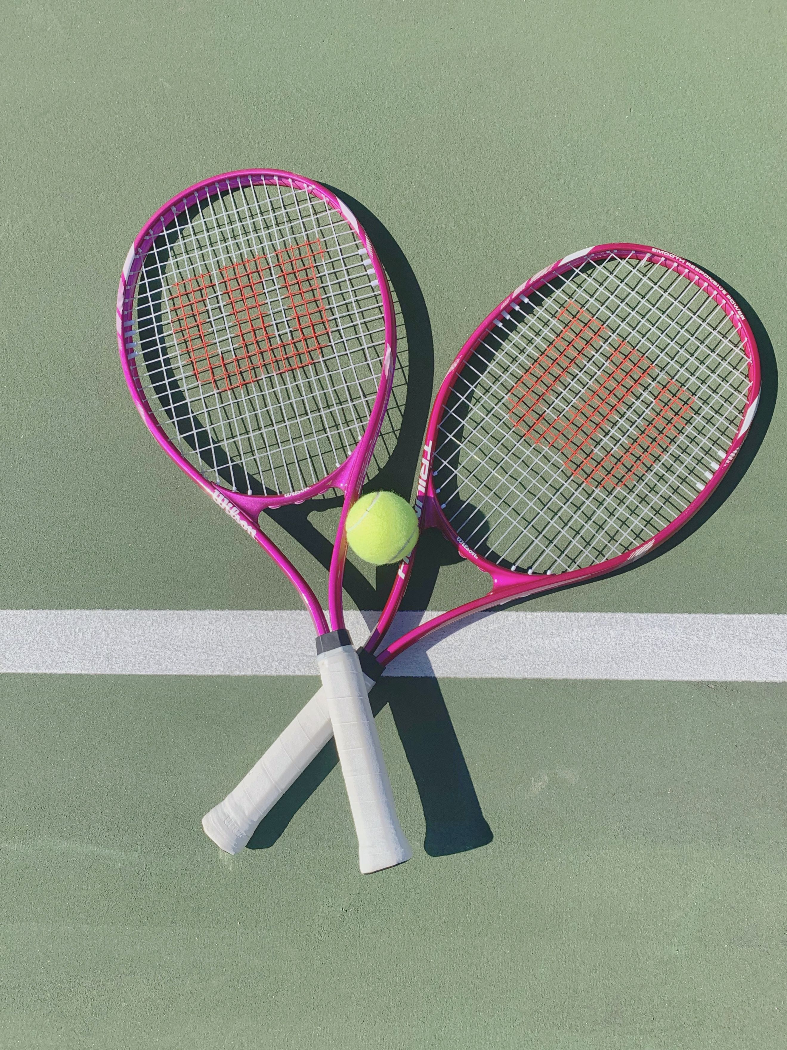 Wilson, Tennisschläger, Tennisball, Grüner Platz, Gekreuzt, Hintergrundbild fürs Tablet
