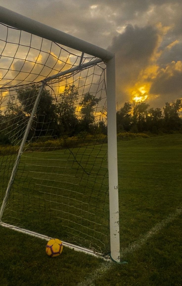 Fußballtor, Tornetz, Rasen, Sonnenuntergang, Bolzplatz, HD, Sperrbildschirm fürs iPhone