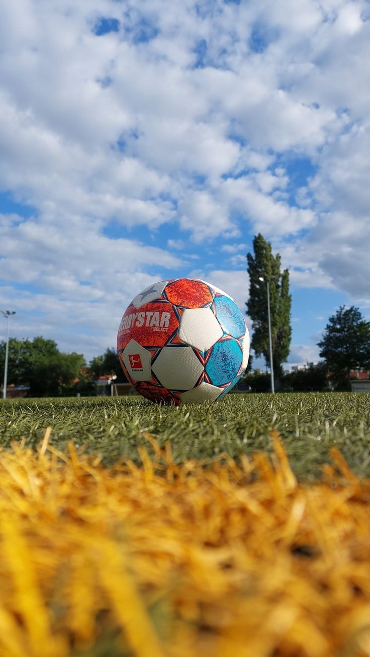 Fußball, Rasen, Wolken, Blauer Himmel, Froschperspektive, HD, iPhone-Hintergrundbild