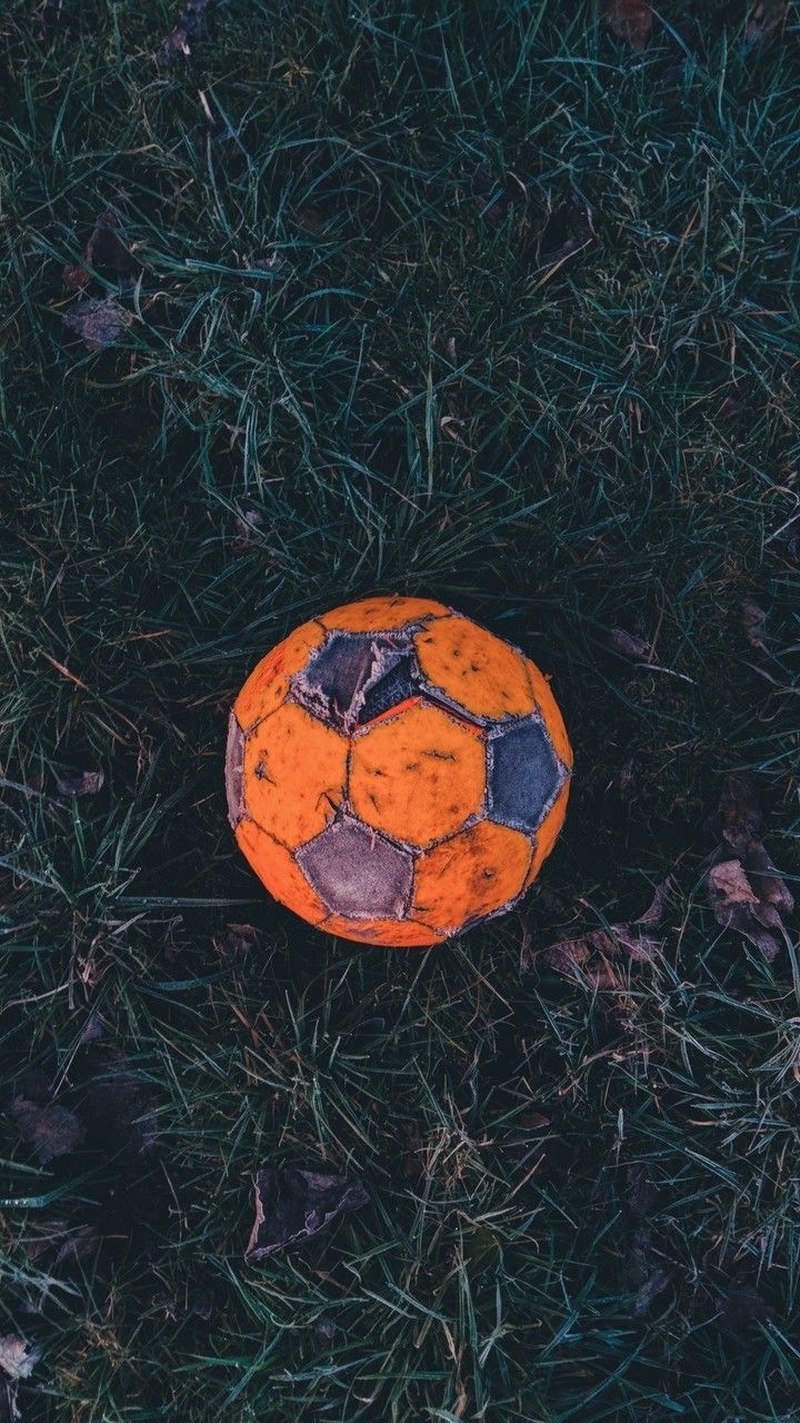 Fußball, Orange Ball, Gras, Draufsicht, Dunkelgrün, Hintergrundbild für iPhone und Android