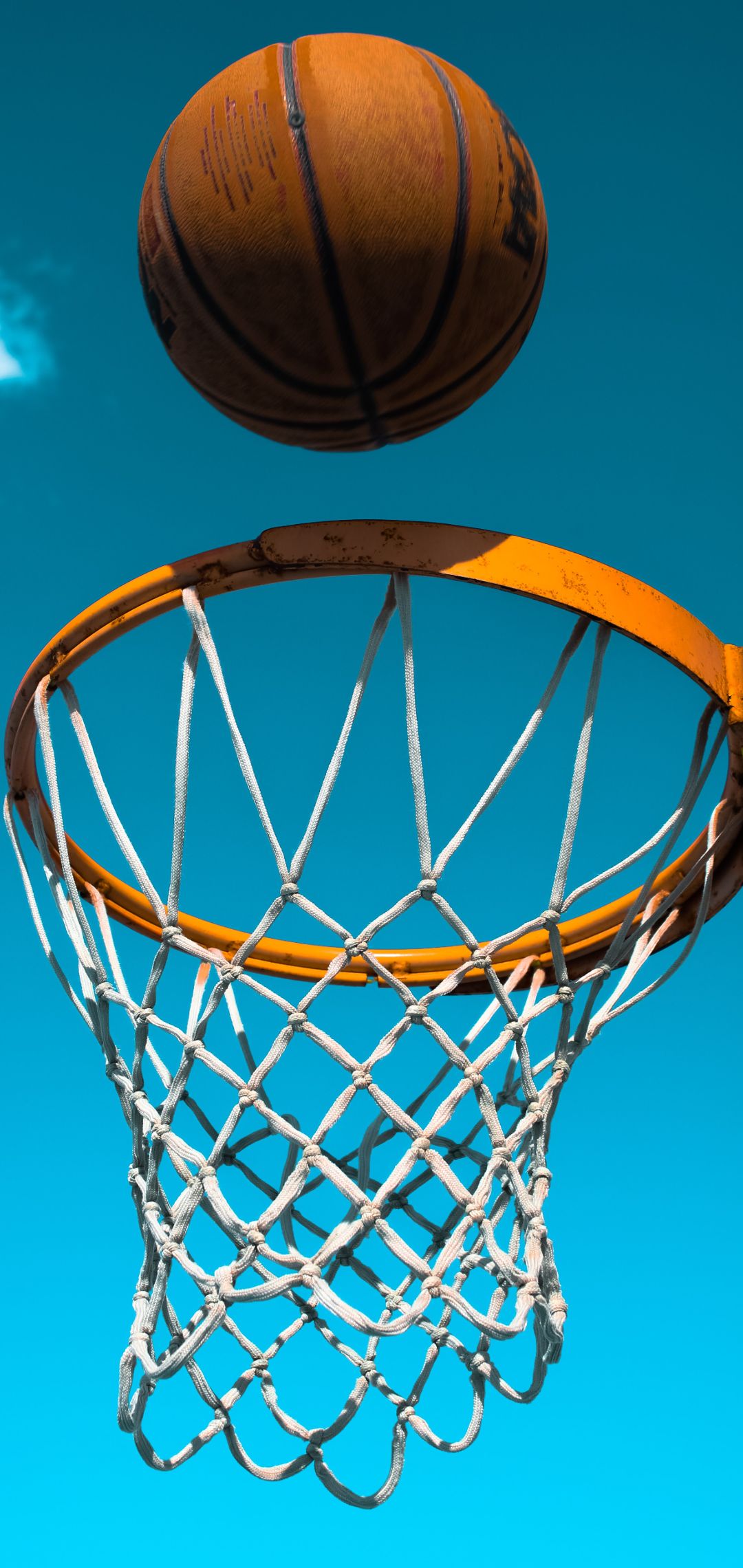 Basketball, Korb, Netz, Türkiser Hintergrund, Ball in der Luft, Sperrbildschirm fürs iPhone