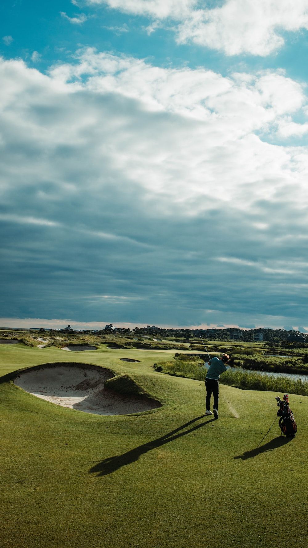 Golfplatz, Bunker, Golfer, Wolkenhimmel, Links-Platz, Hochformat, Hintergrundbild fürs Smartphone