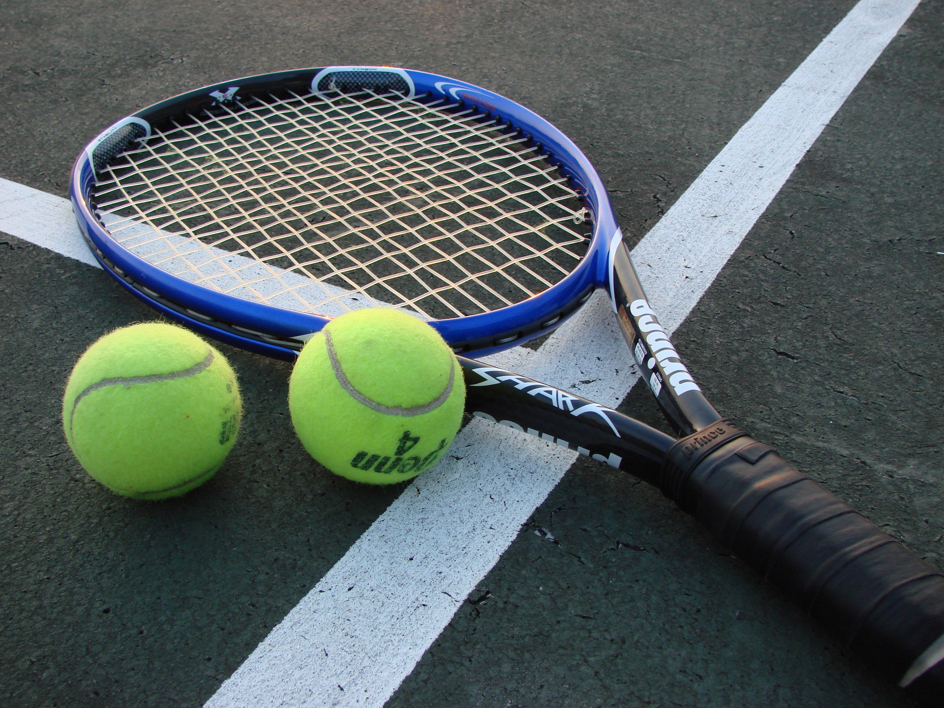 Tennisschläger, Tennisbälle, Hartplatz, Linien, Nahaufnahme, 2K, iPad-Hintergrundbild