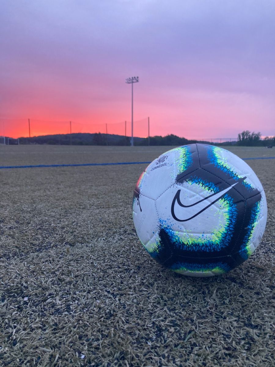 Nike, Fußball, Asphalt, Sonnenuntergang, Rosa Himmel, Hintergrundbild für iPad und Tablet
